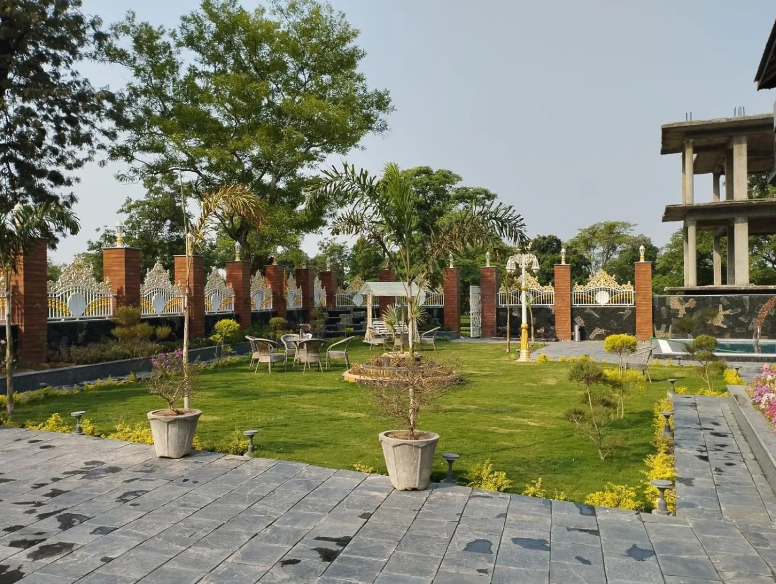 Garden in Matoshree Club and Resort