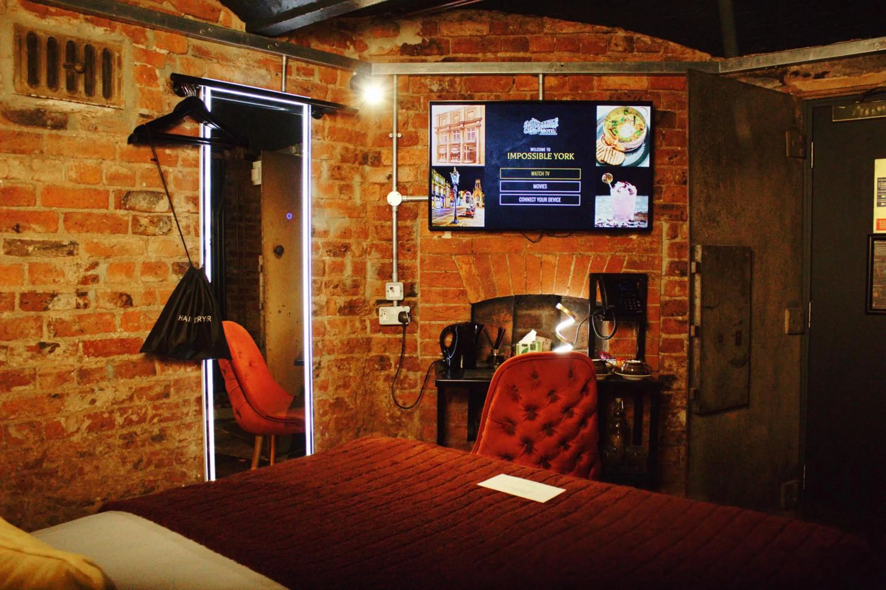 Coffee/tea facilities, Bed in Impossible Motel