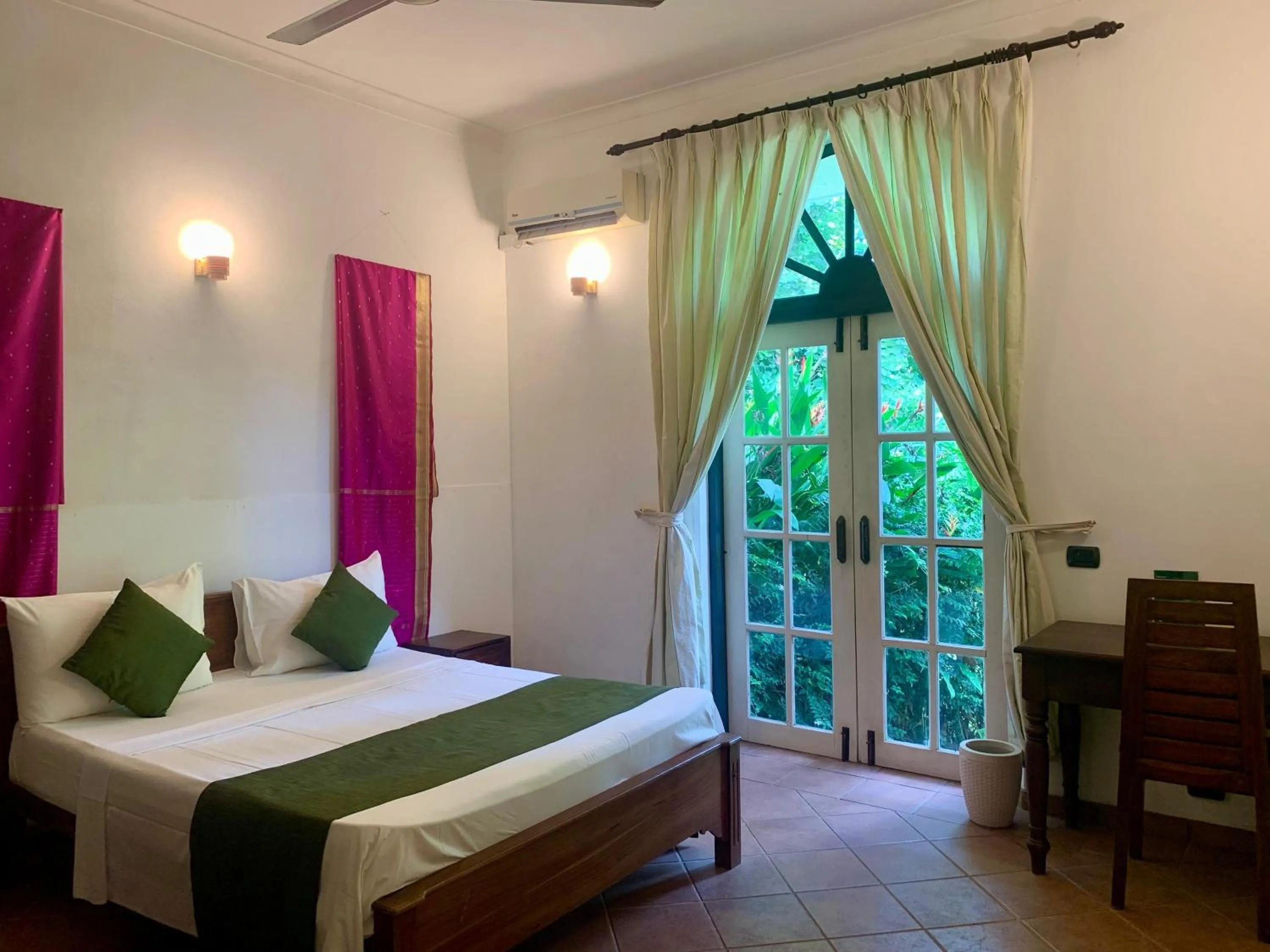 Bed in The Villa Green Inn