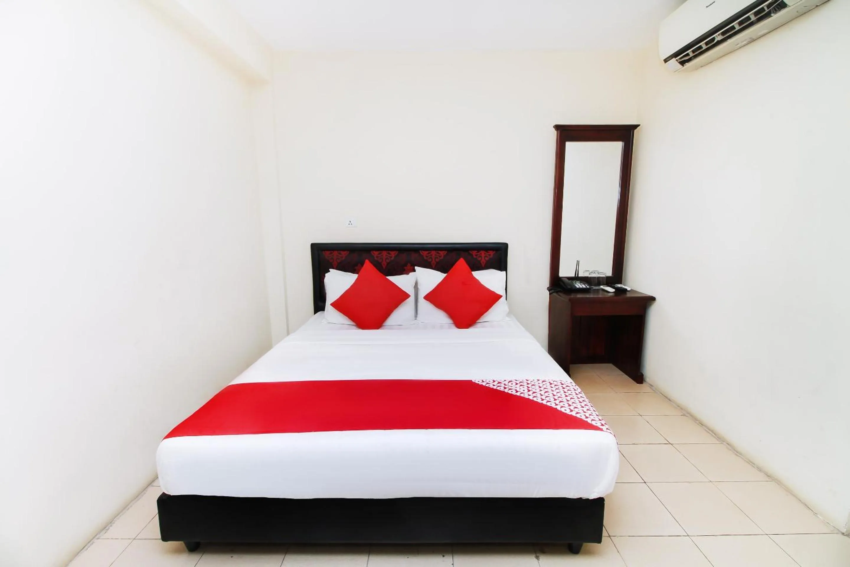 Bedroom, Bed in Green Palace Colombo