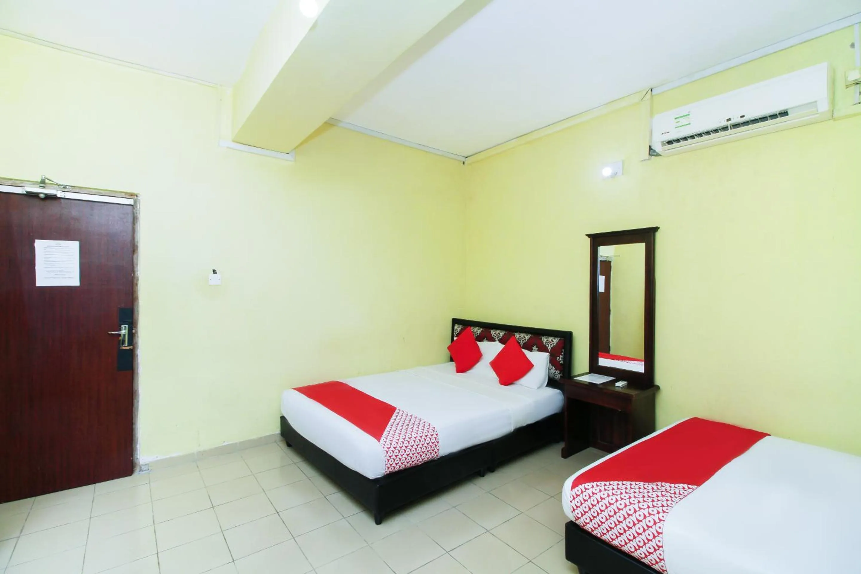 Bedroom, Bed in Green Palace Colombo