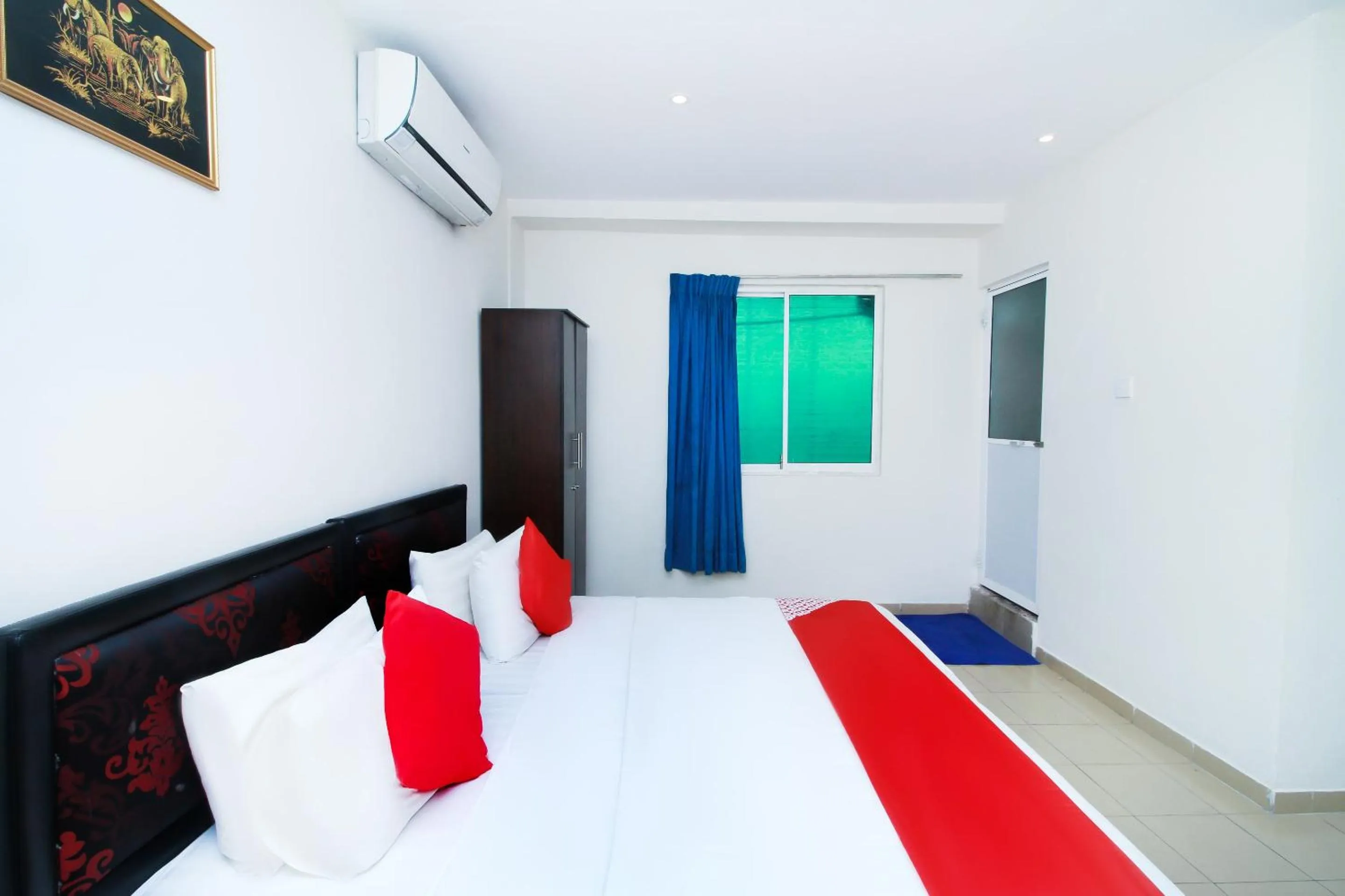 Bedroom, Bed in Green Palace Colombo