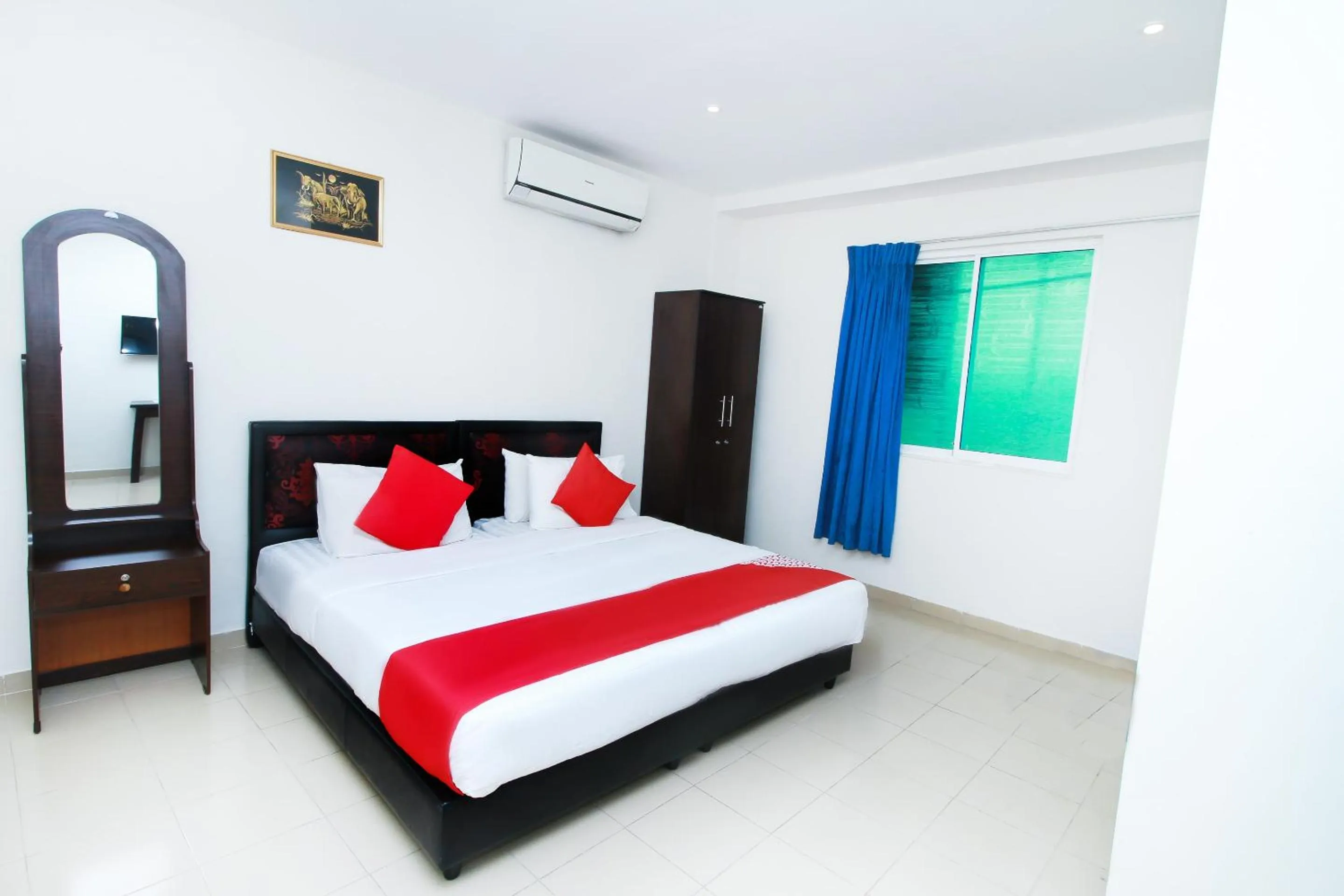 Bedroom, Bed in Green Palace Colombo