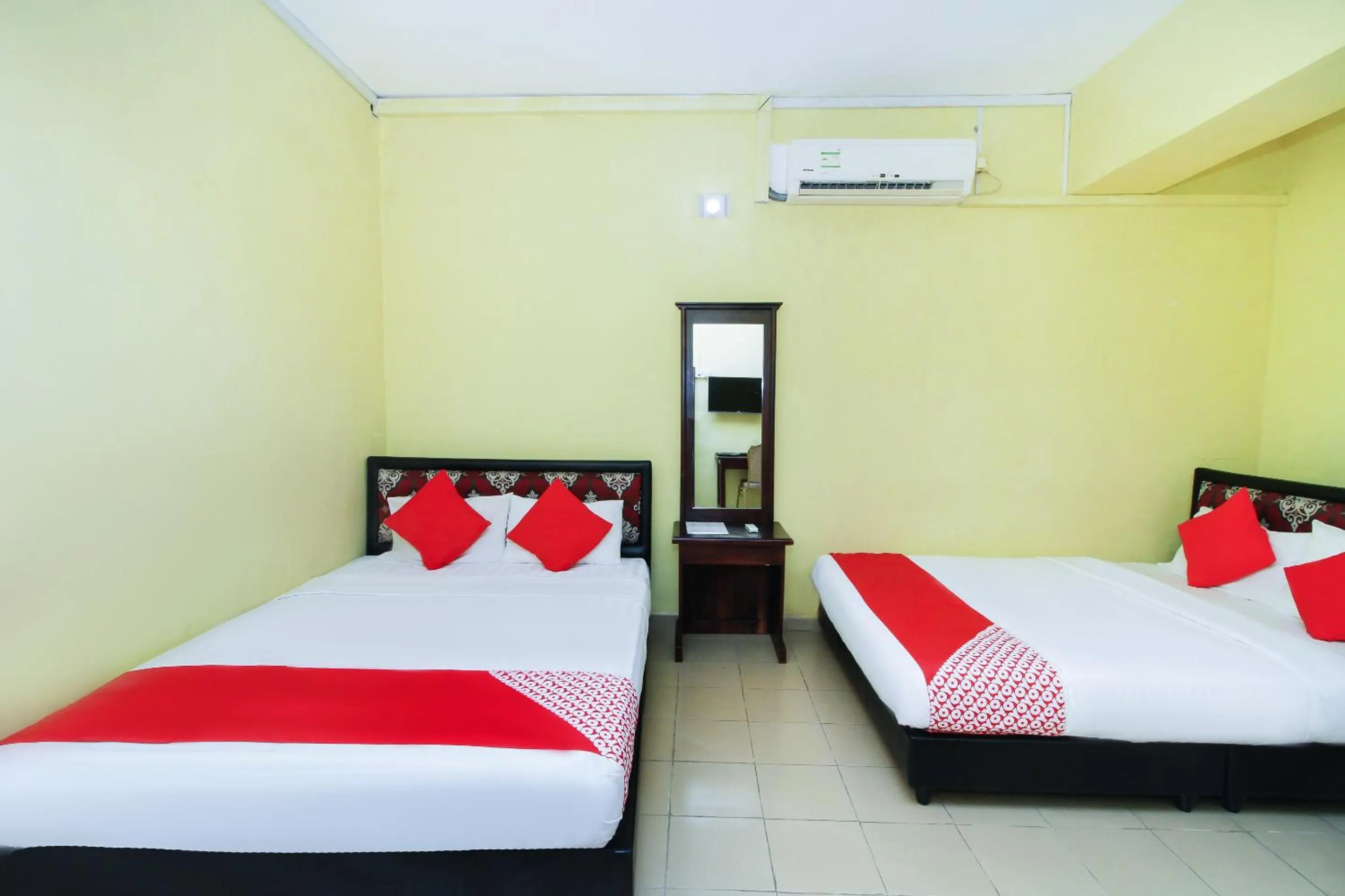 Bedroom, Bed in Green Palace Colombo