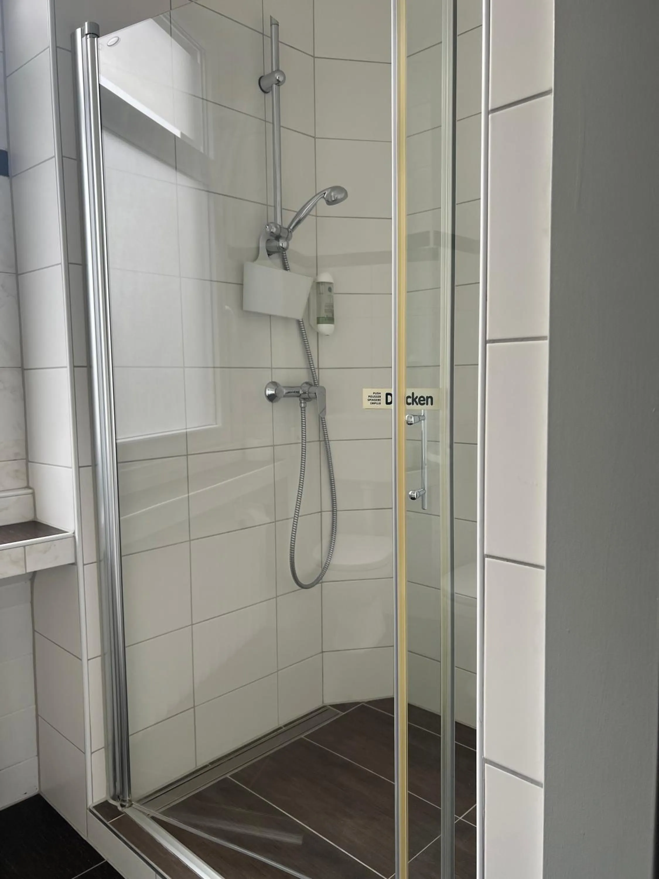 Shower in Hotel Monopol