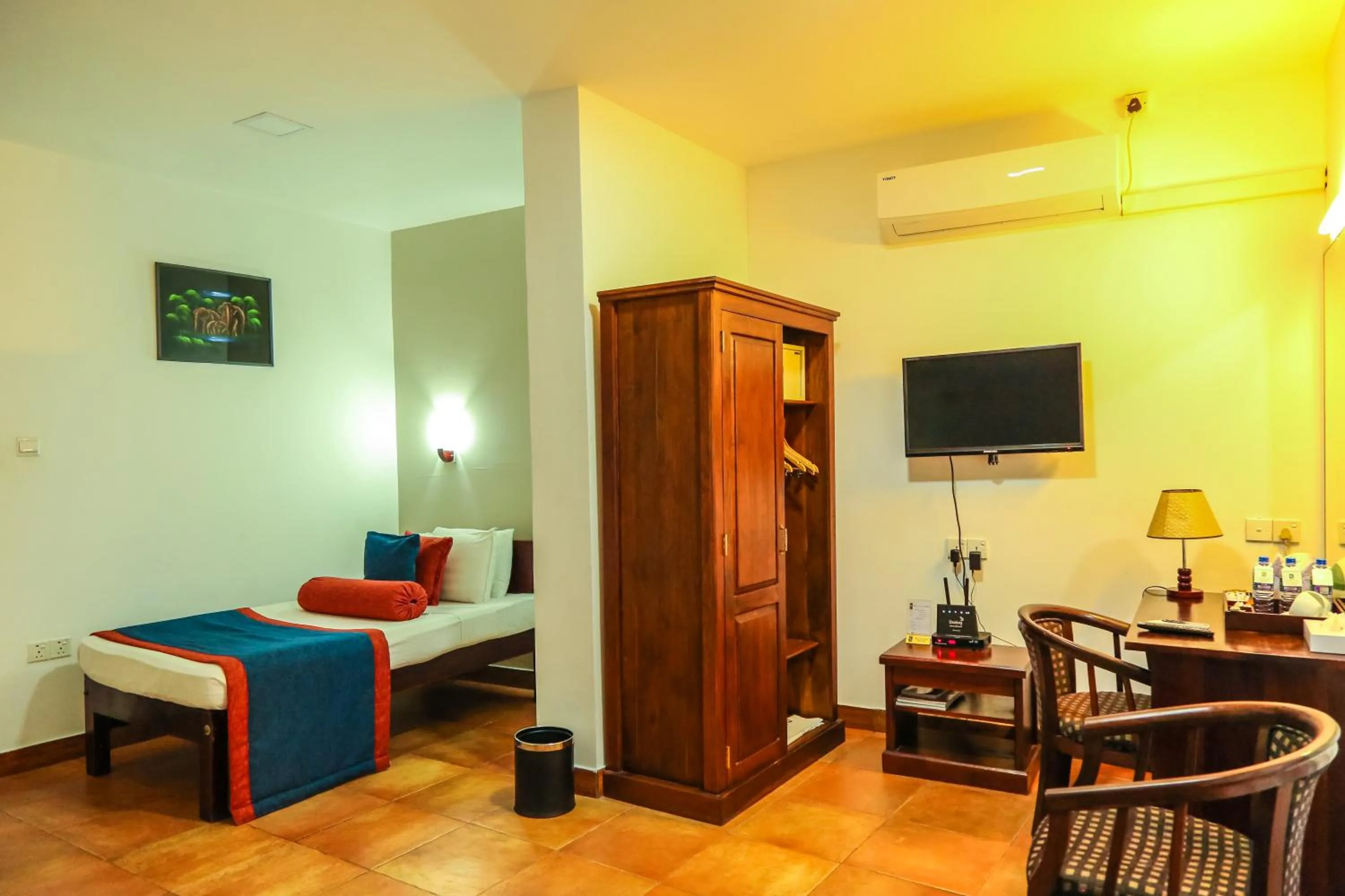 Photo of the whole room, Bed in Oak Ray Ella Gap Hotel