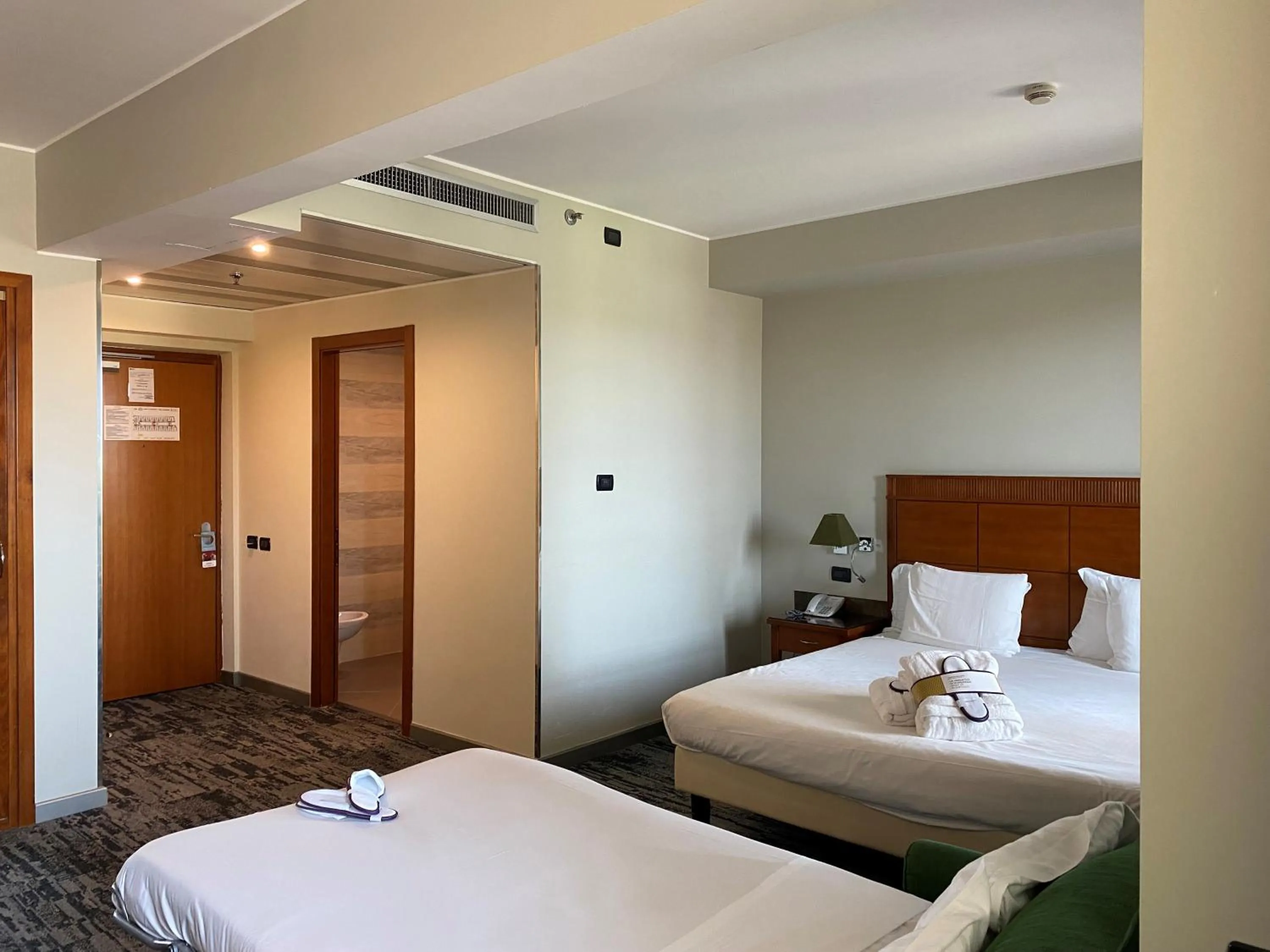 Bedroom, Bed in Mercure Leonardo da Vinci Rome Airport