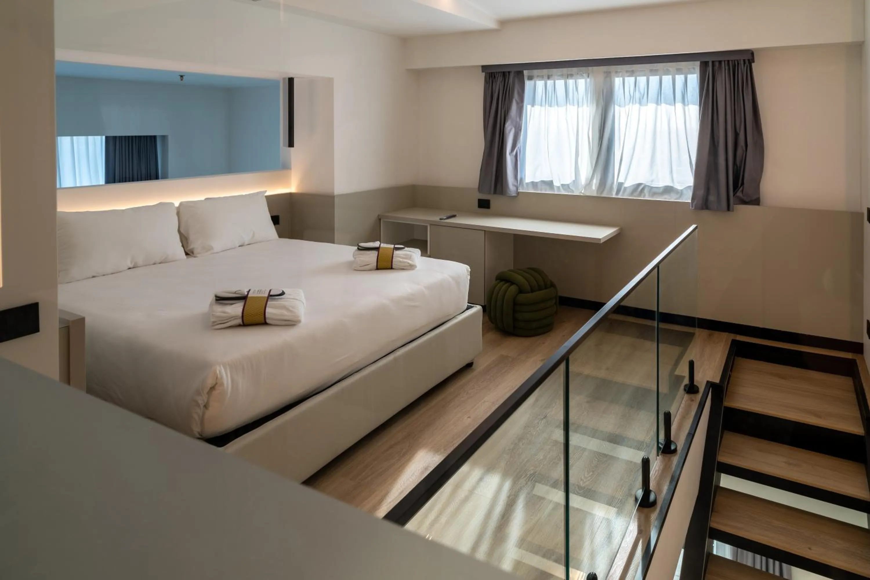 View (from property/room), Bed in Mercure Leonardo da Vinci Rome Airport