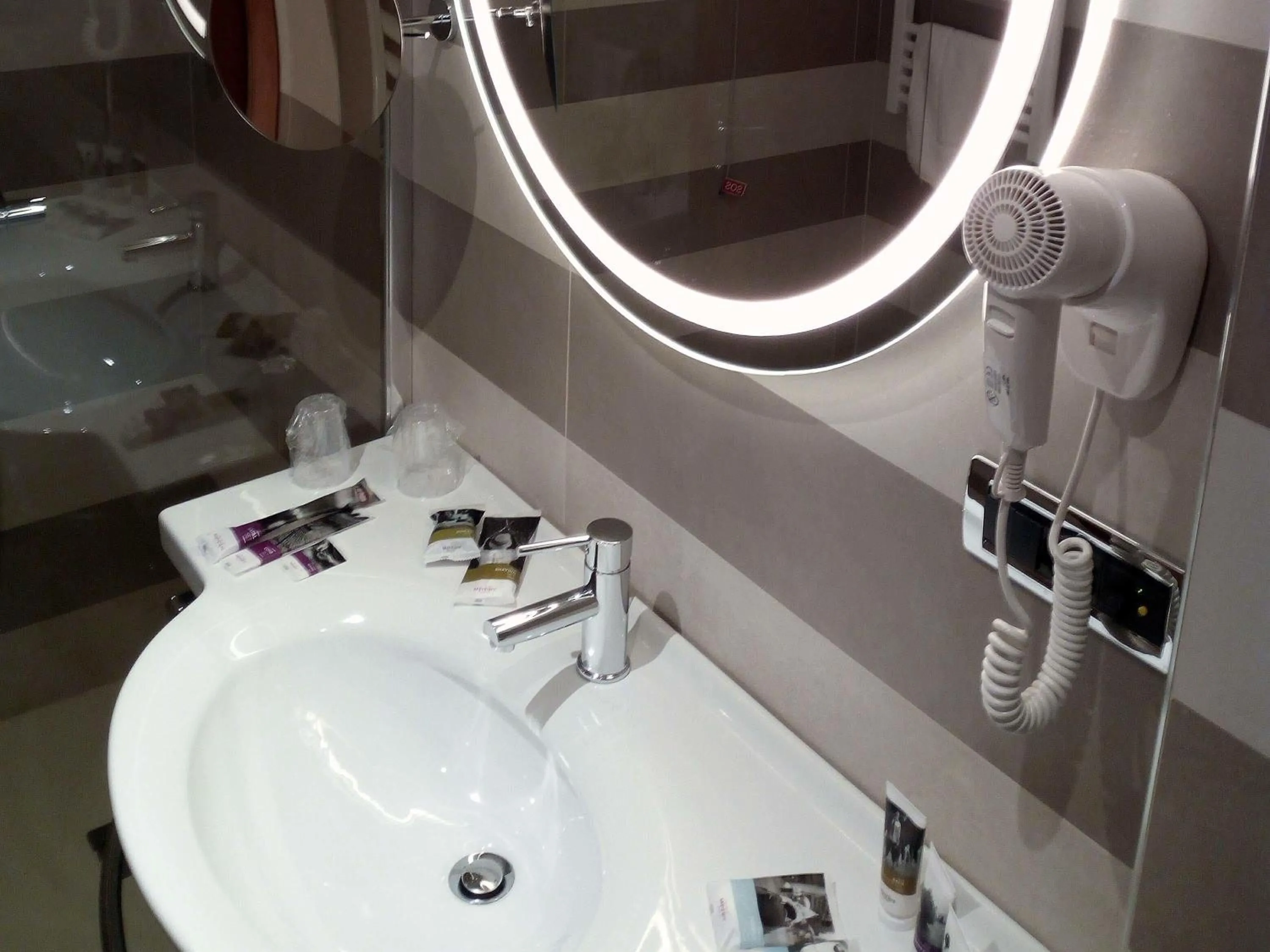 Bedroom in Mercure Leonardo da Vinci Rome Airport