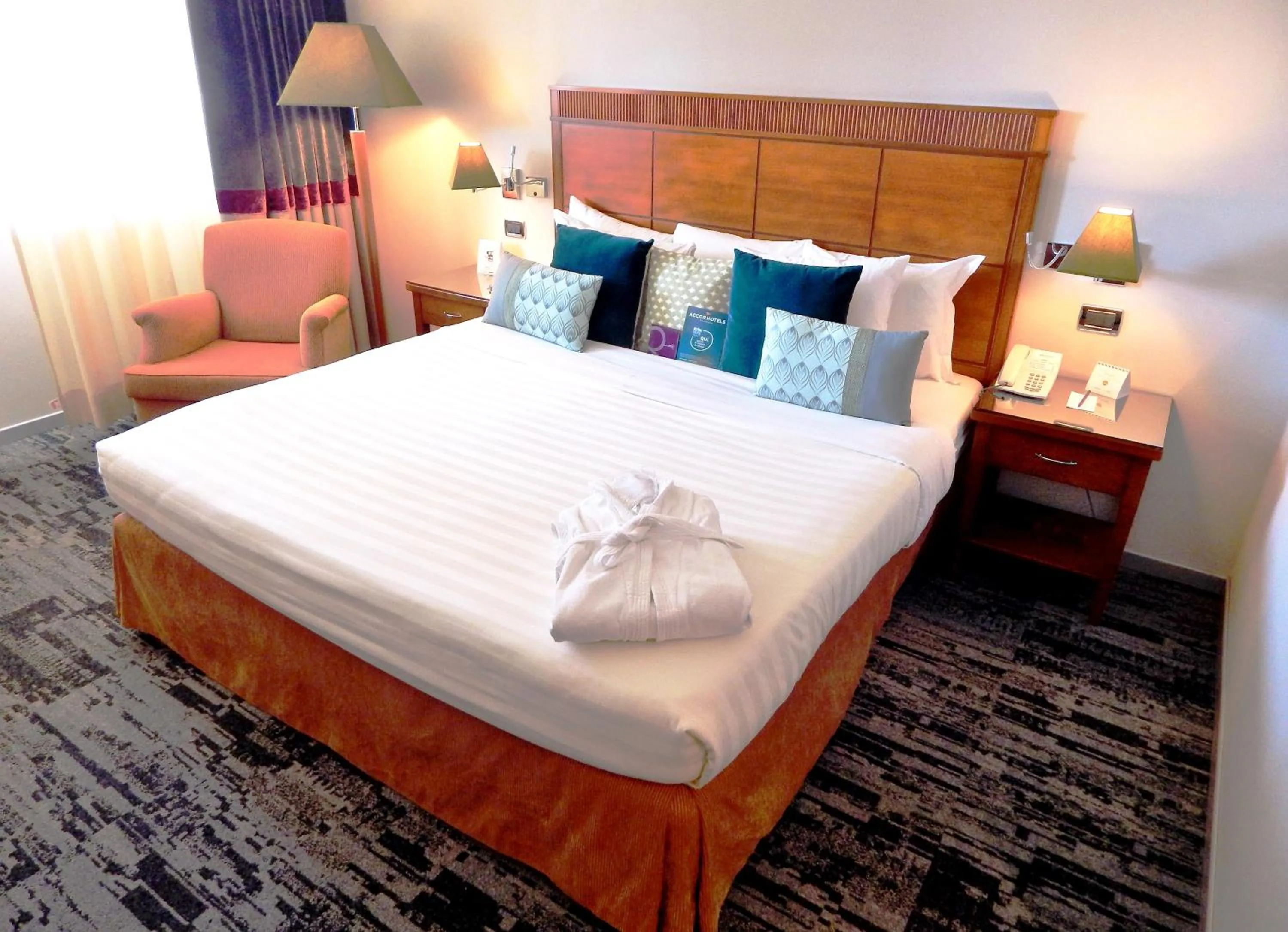 Photo of the whole room, Bed in Mercure Leonardo da Vinci Rome Airport