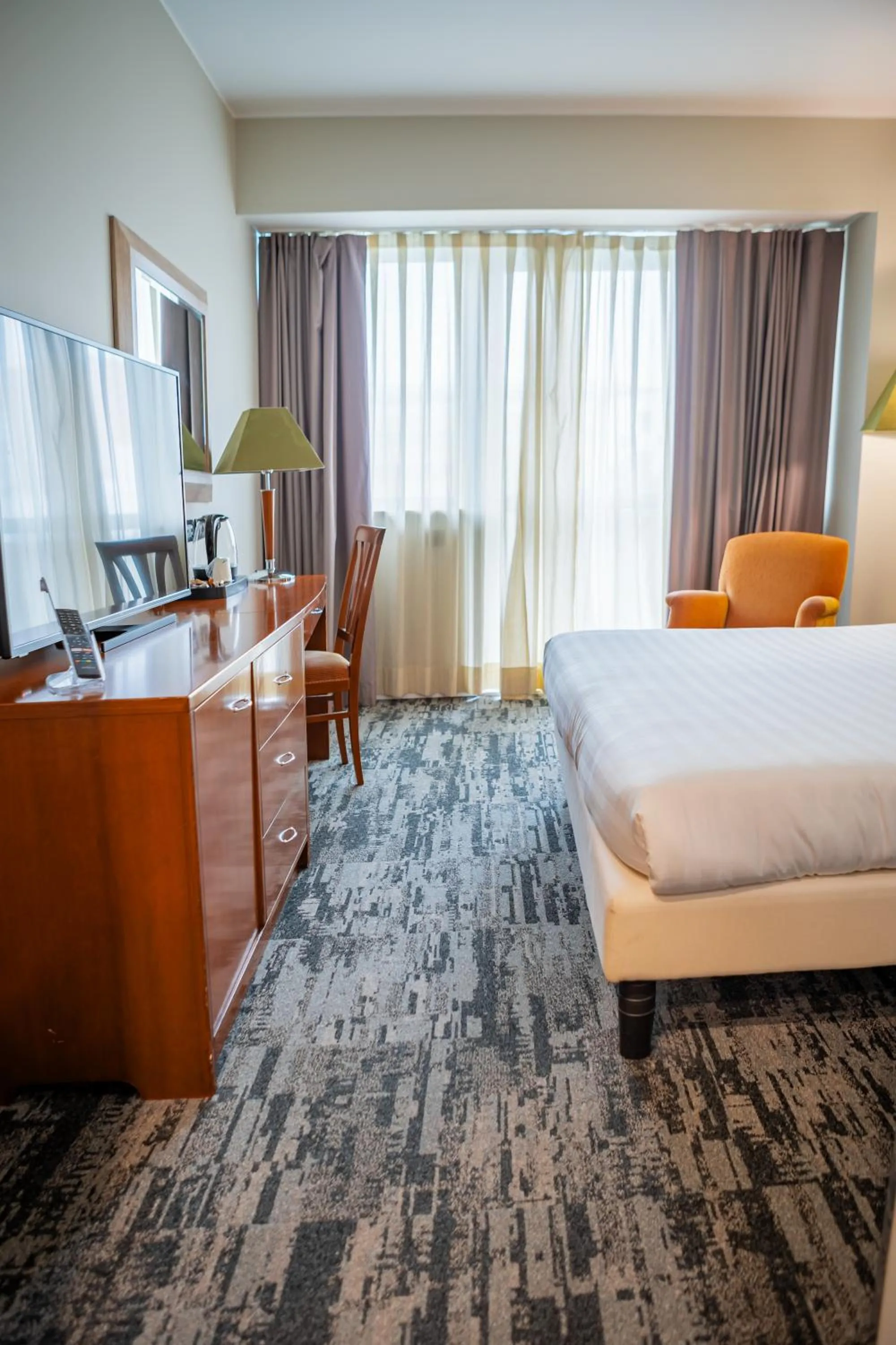 Bed in Mercure Leonardo da Vinci Rome Airport