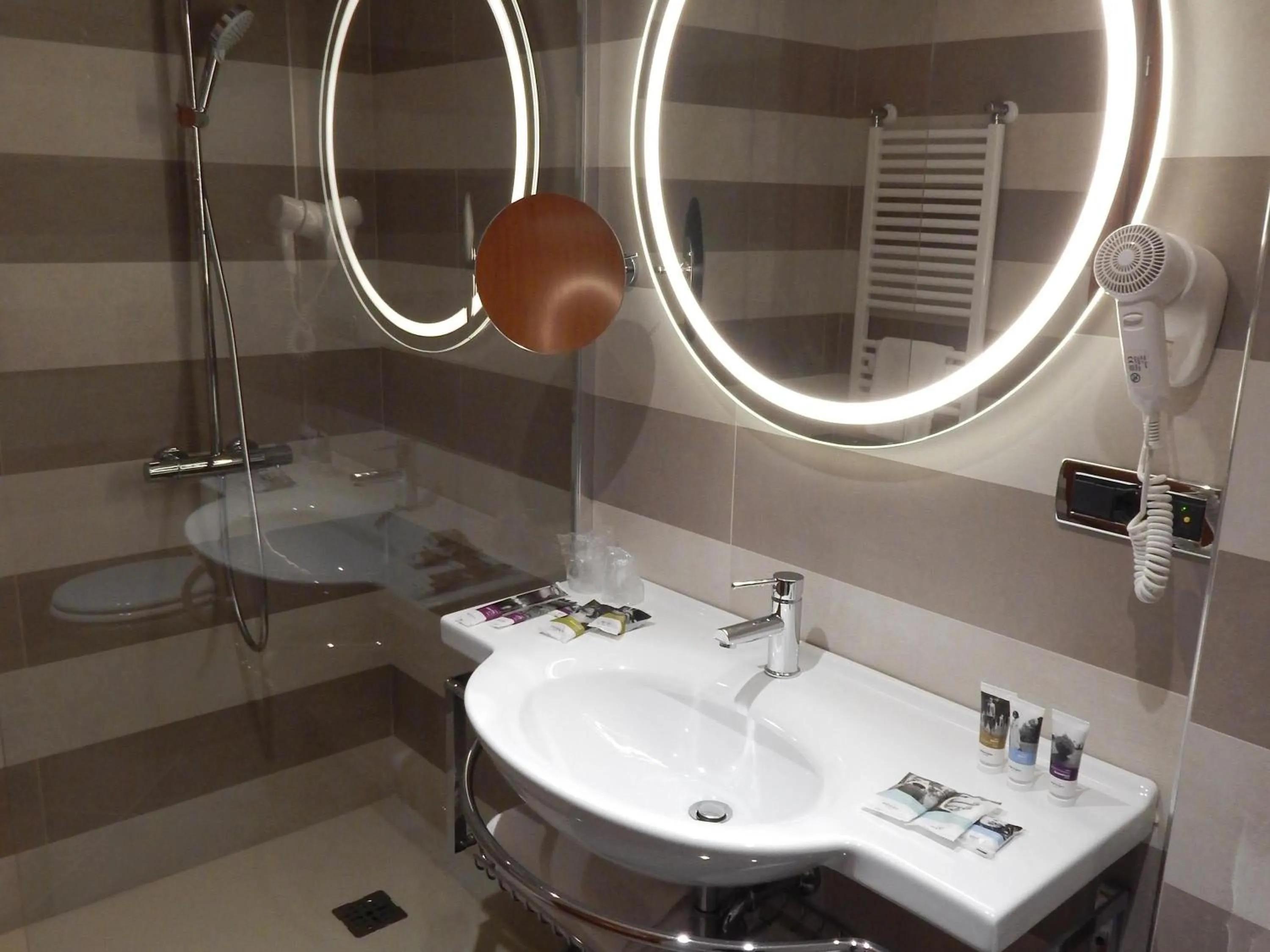 Bedroom in Mercure Leonardo da Vinci Rome Airport