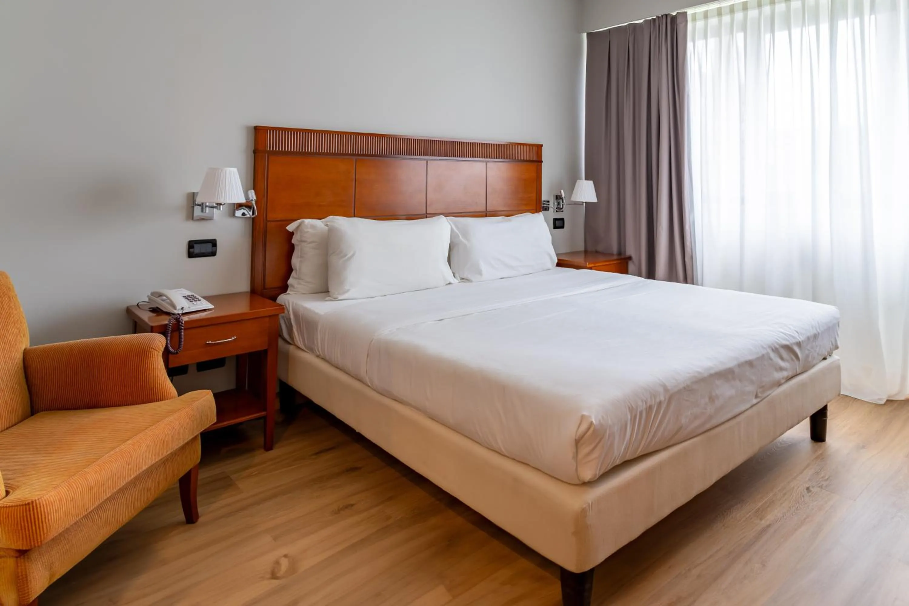 Bed in Mercure Leonardo da Vinci Rome Airport