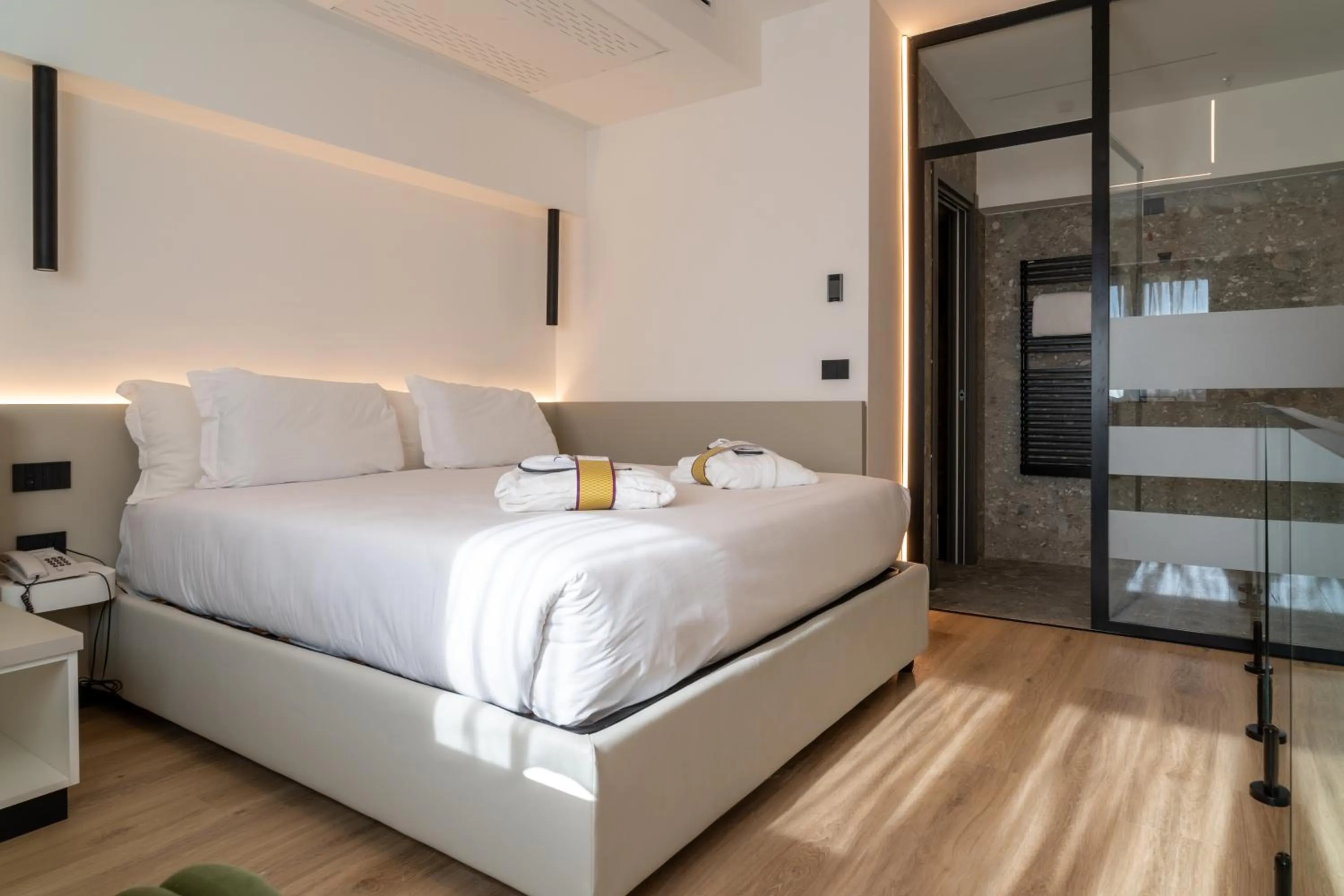 Shower, Bed in Mercure Leonardo da Vinci Rome Airport