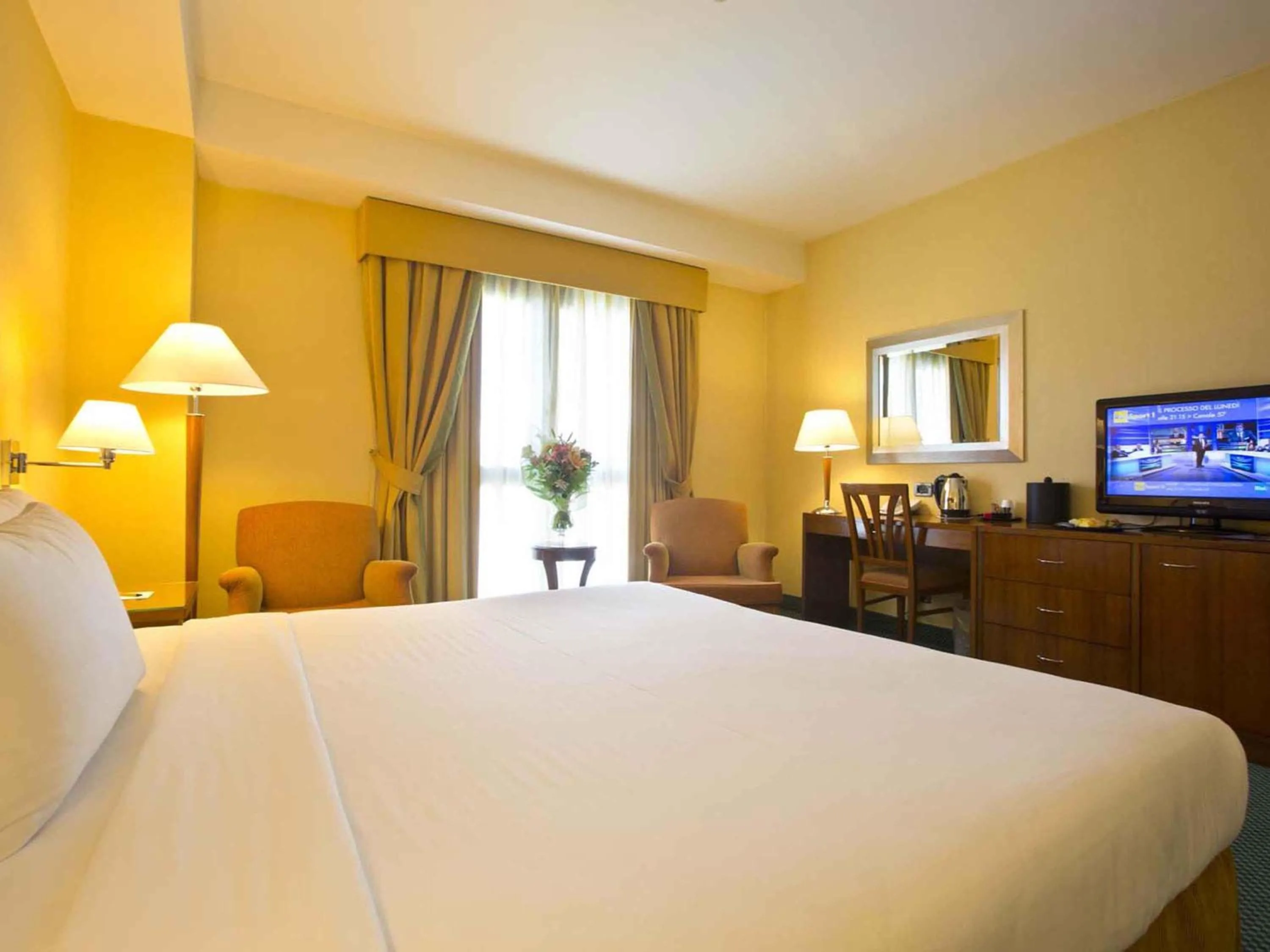 Bedroom, Bed in Mercure Leonardo da Vinci Rome Airport