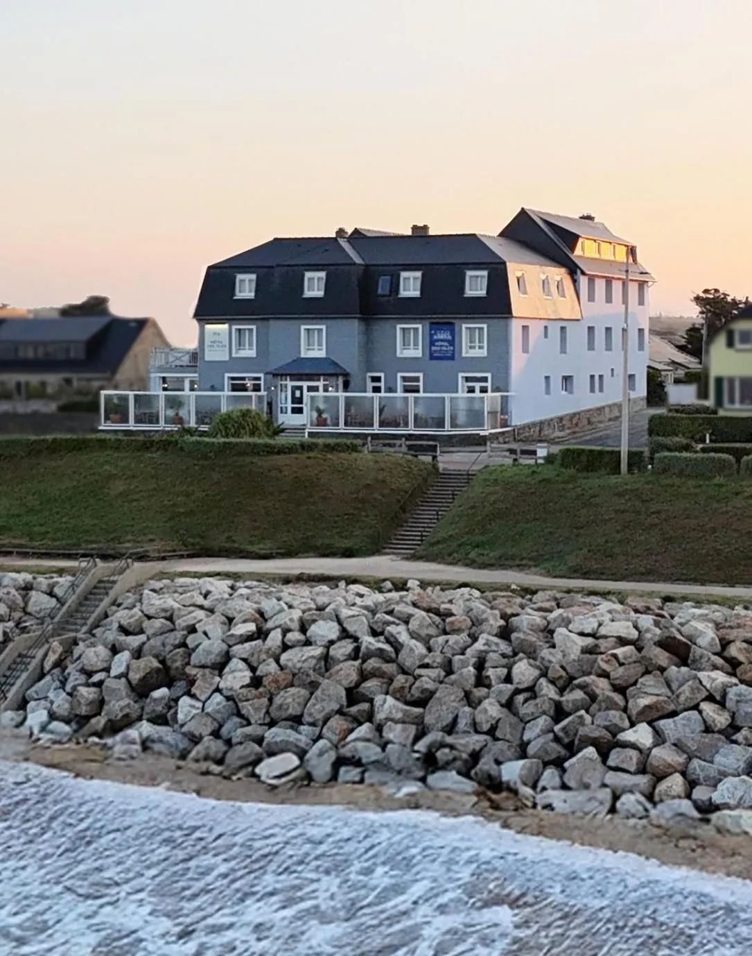 Property building in Hôtel des Isles