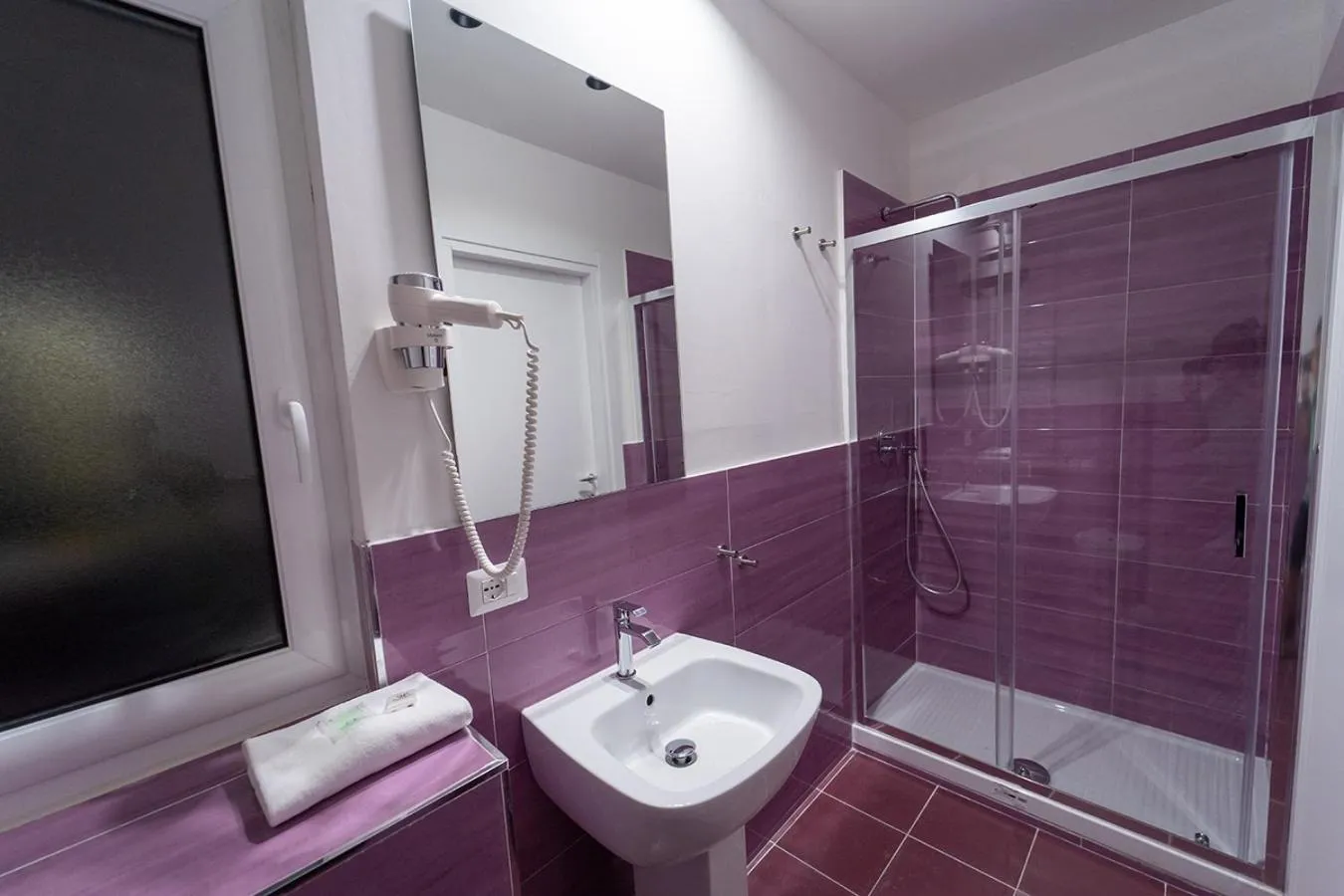 Shower in P.C. Boutique H. Vesuvius, Napoli Centro, by ClaPa Group