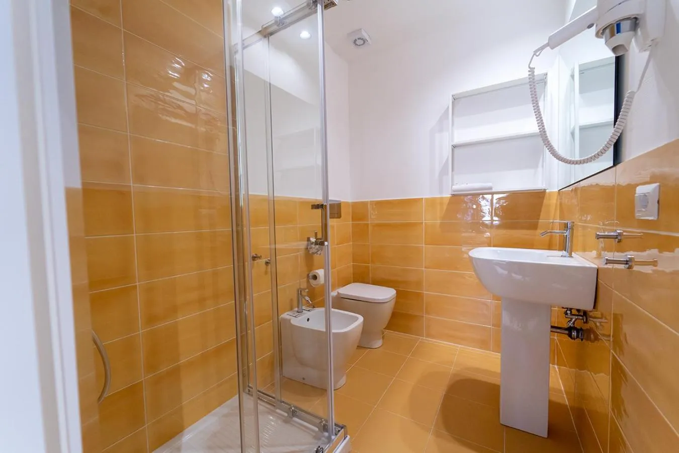 Shower in P.C. Boutique H. Vesuvius, Napoli Centro, by ClaPa Group