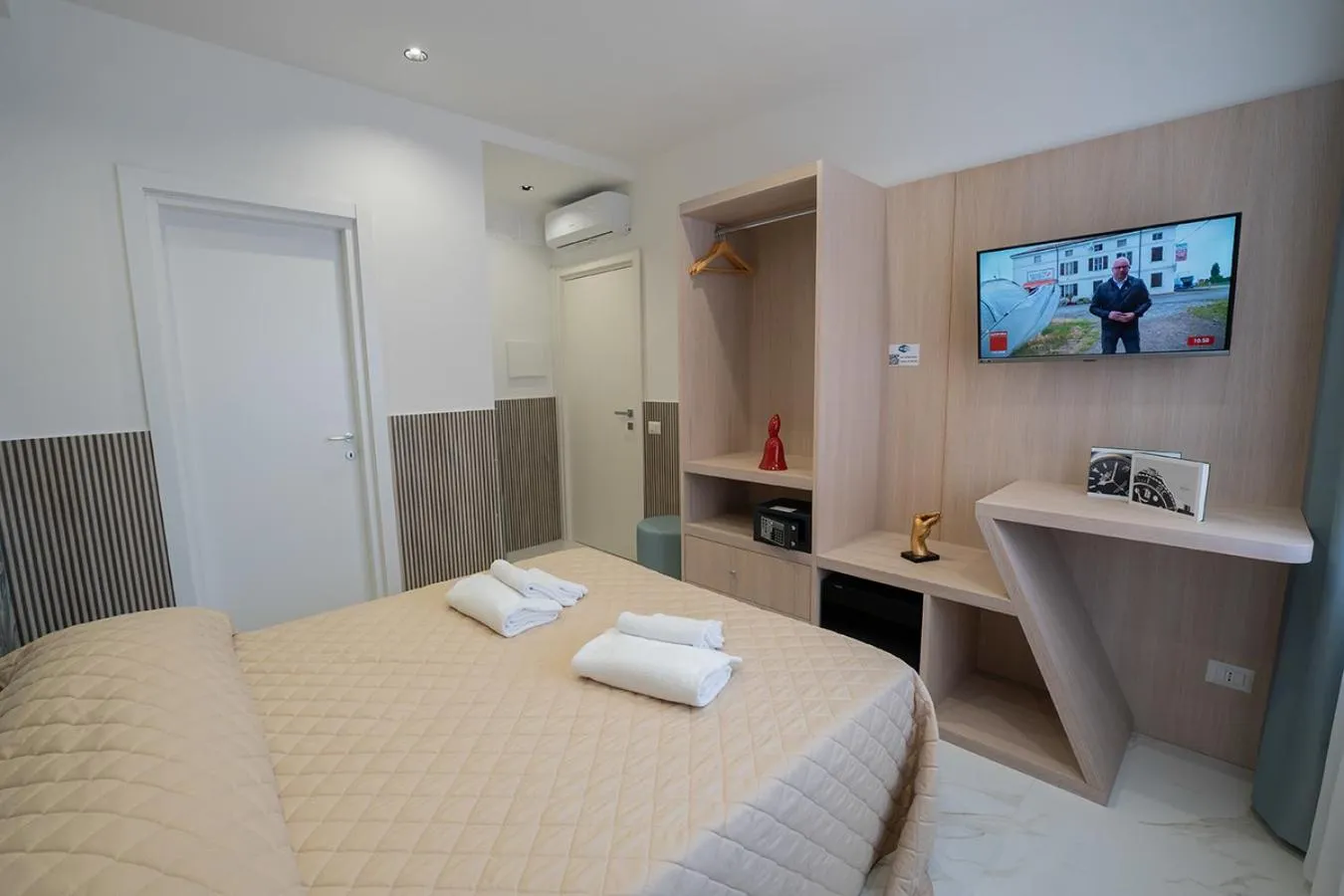 Photo of the whole room, Bed in P.C. Boutique H. Vesuvius, Napoli Centro, by ClaPa Group