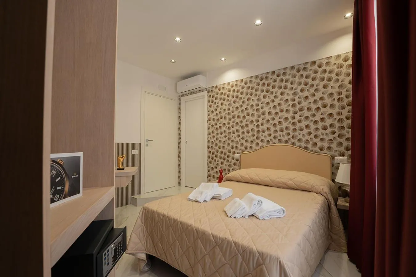 Bedroom, Bed in P.C. Boutique H. Vesuvius, Napoli Centro, by ClaPa Group