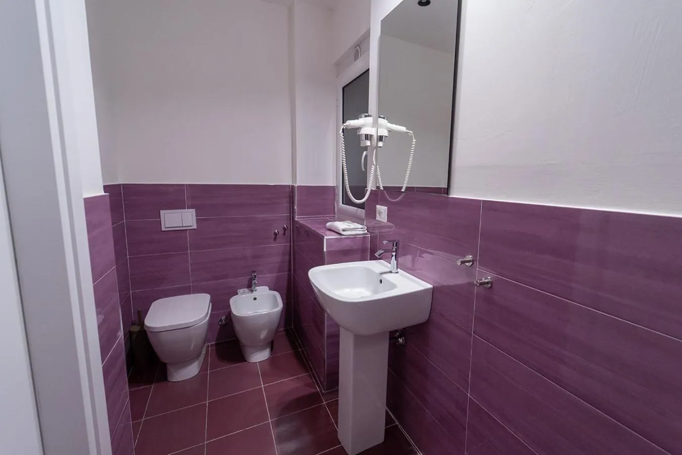 Shower in P.C. Boutique H. Vesuvius, Napoli Centro, by ClaPa Group