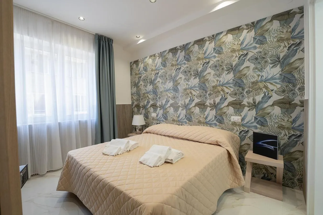 Bedroom, Bed in P.C. Boutique H. Vesuvius, Napoli Centro, by ClaPa Group