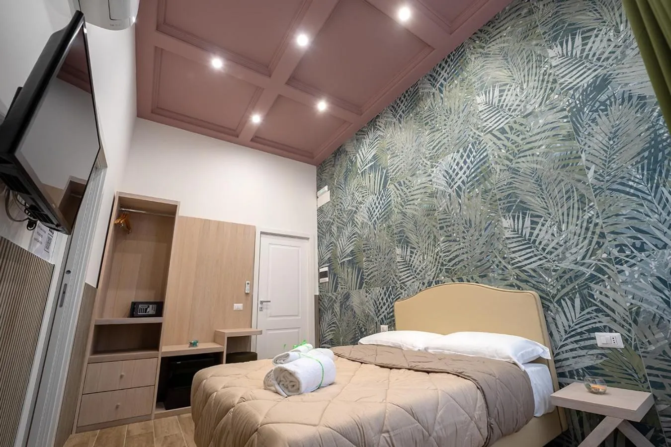 Bedroom, Bed in P.C. Boutique H. Vesuvius, Napoli Centro, by ClaPa Group