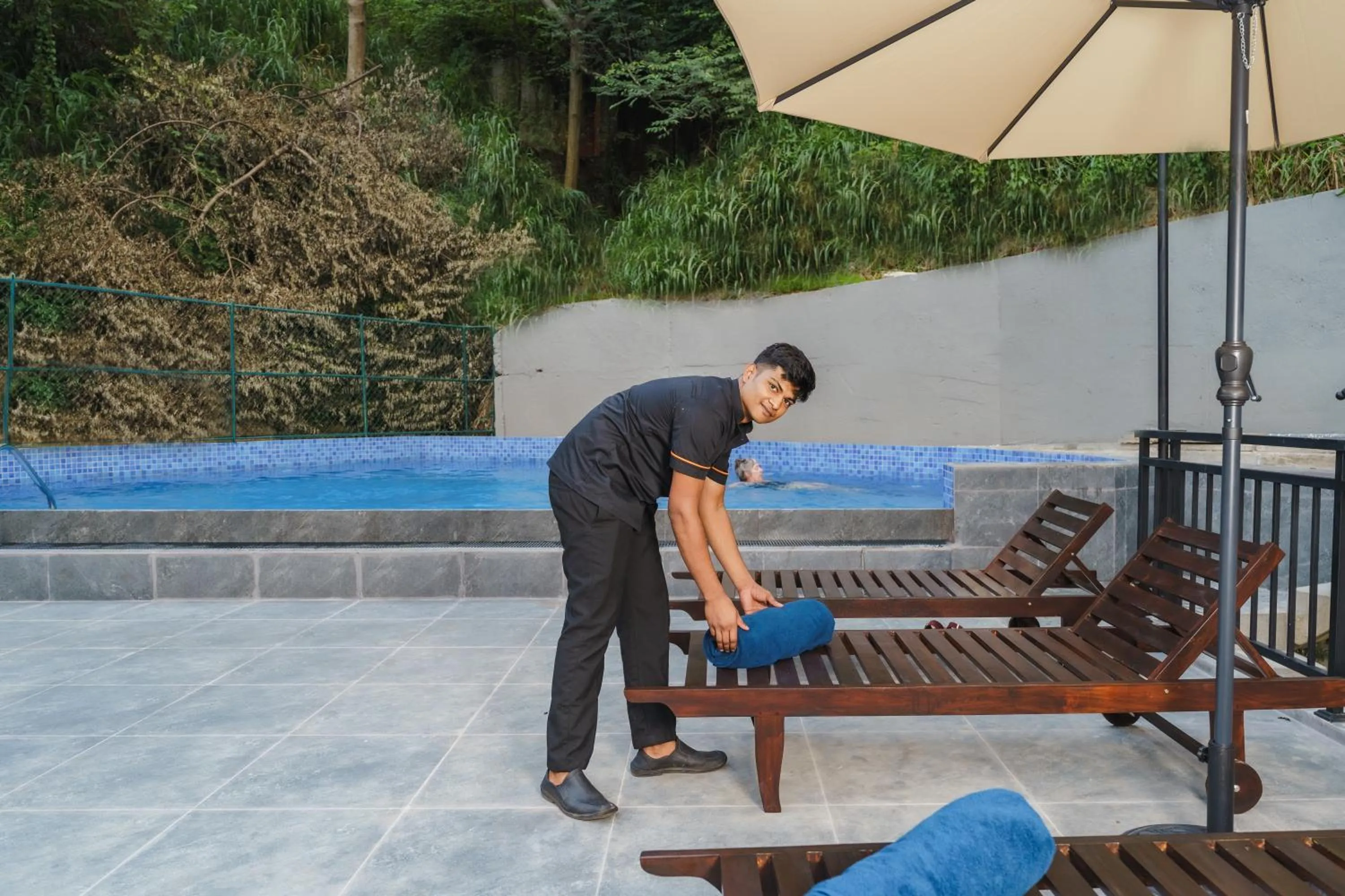 Swimming pool in Hotel Travellers Nest Kandy