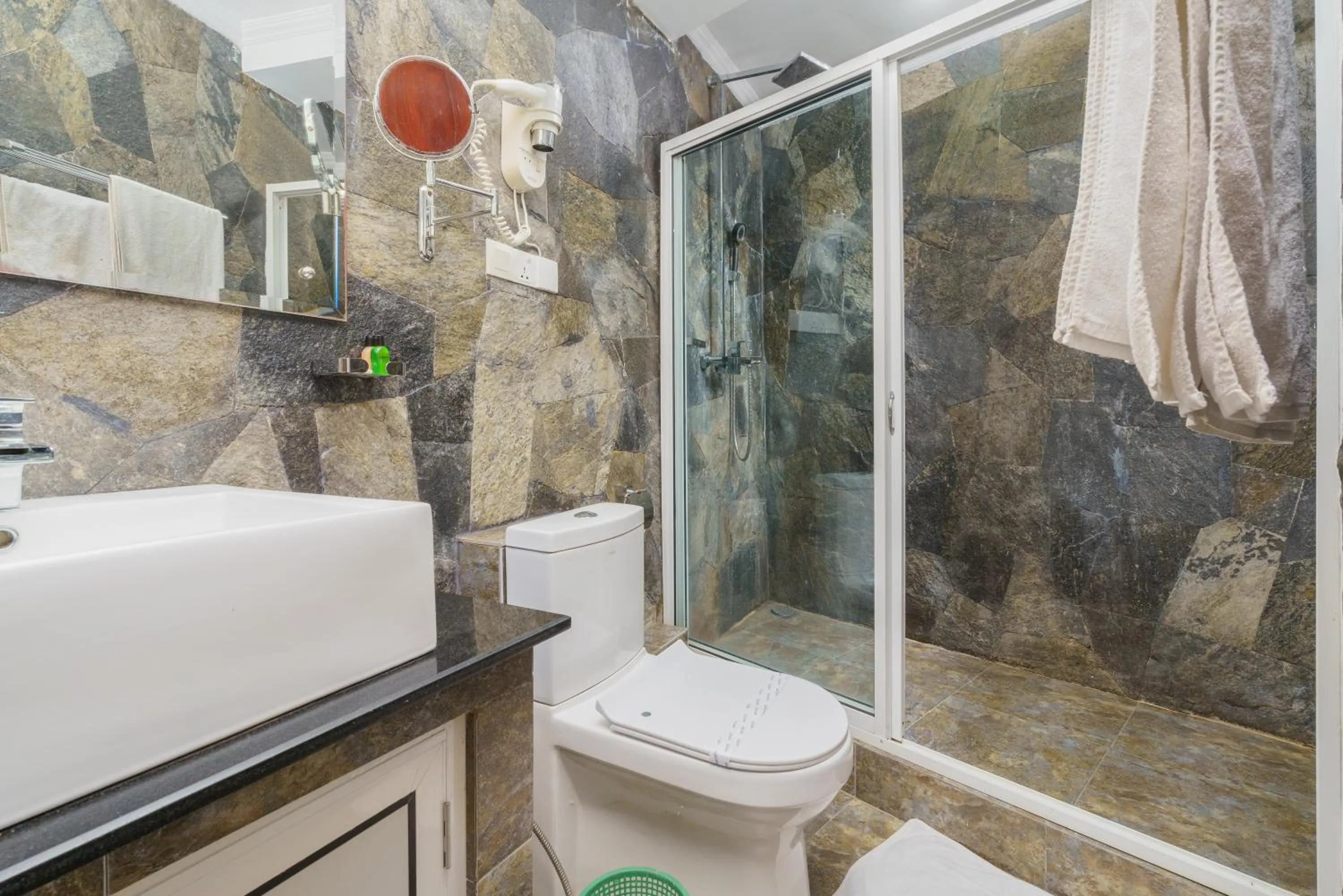 Bathroom in Hotel Travellers Nest Kandy