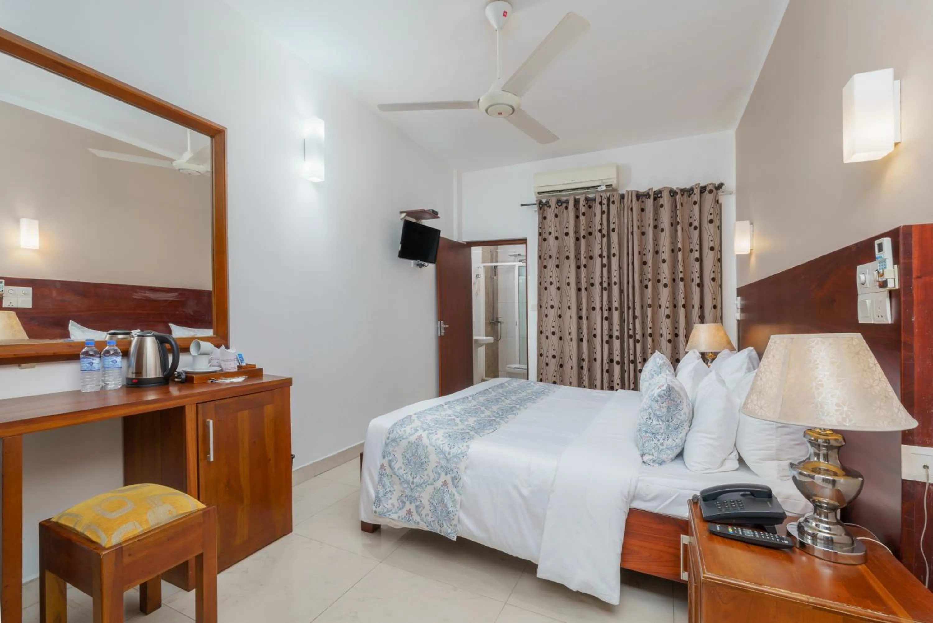 Bed in Hotel Travellers Nest Kandy