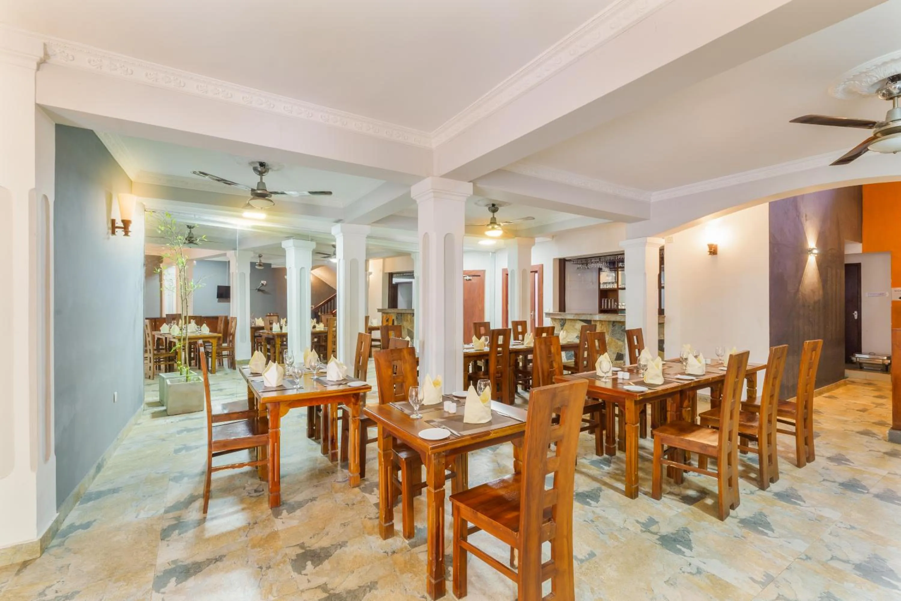 Restaurant/places to eat in Hotel Travellers Nest Kandy