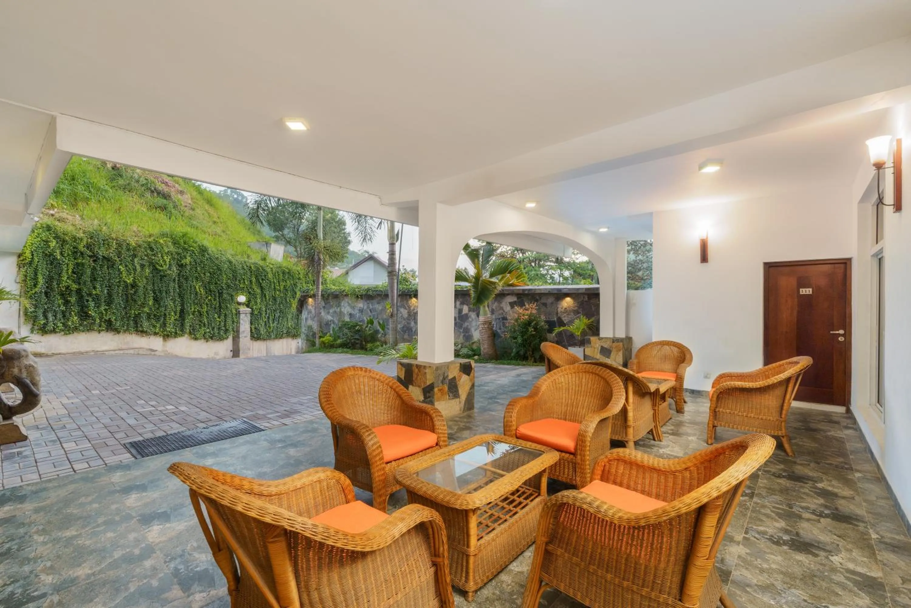 Day in Hotel Travellers Nest Kandy