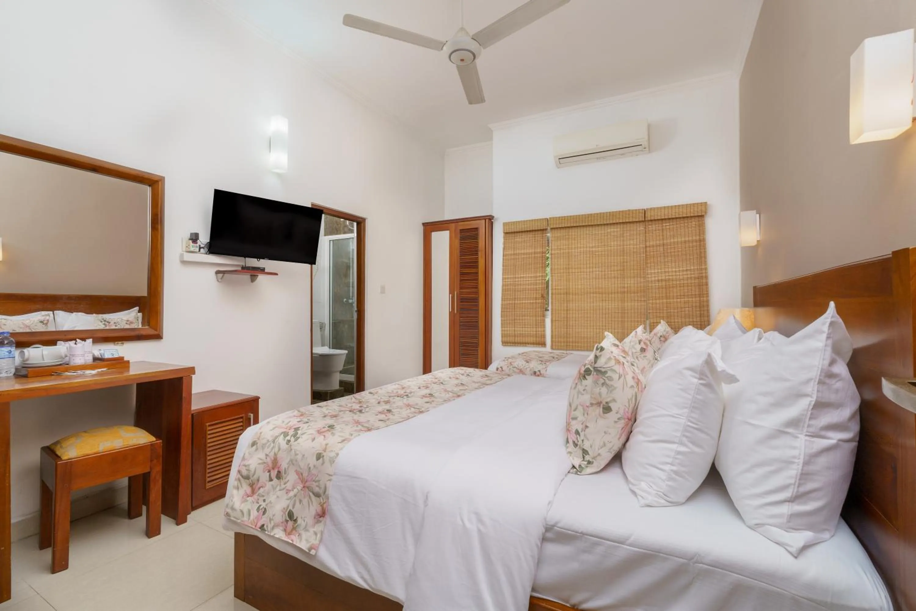 Photo of the whole room, Bed in Hotel Travellers Nest Kandy