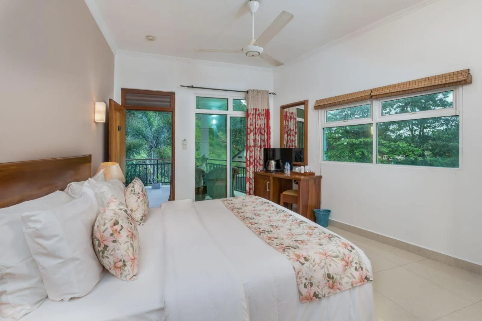 Bed in Hotel Travellers Nest Kandy