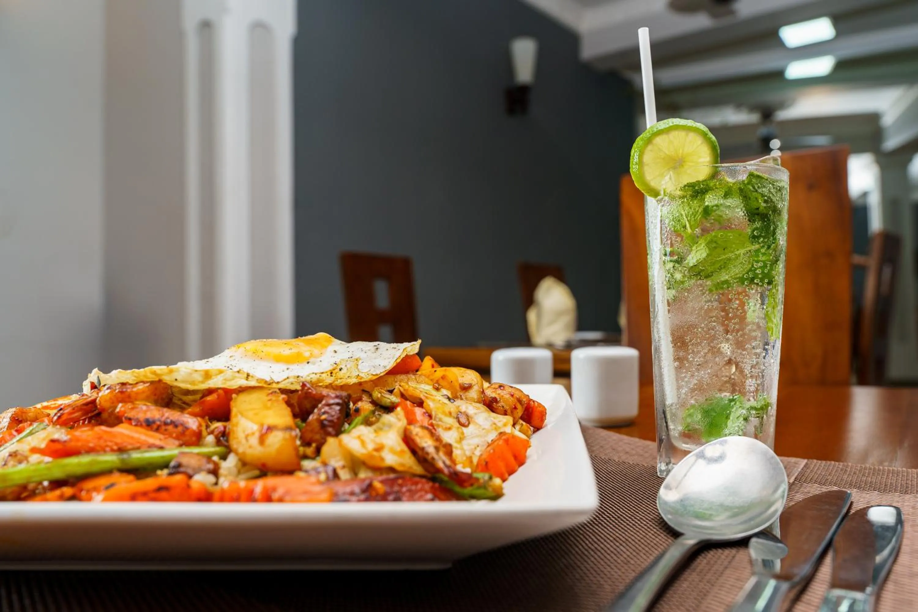 Food and drinks in Hotel Travellers Nest Kandy