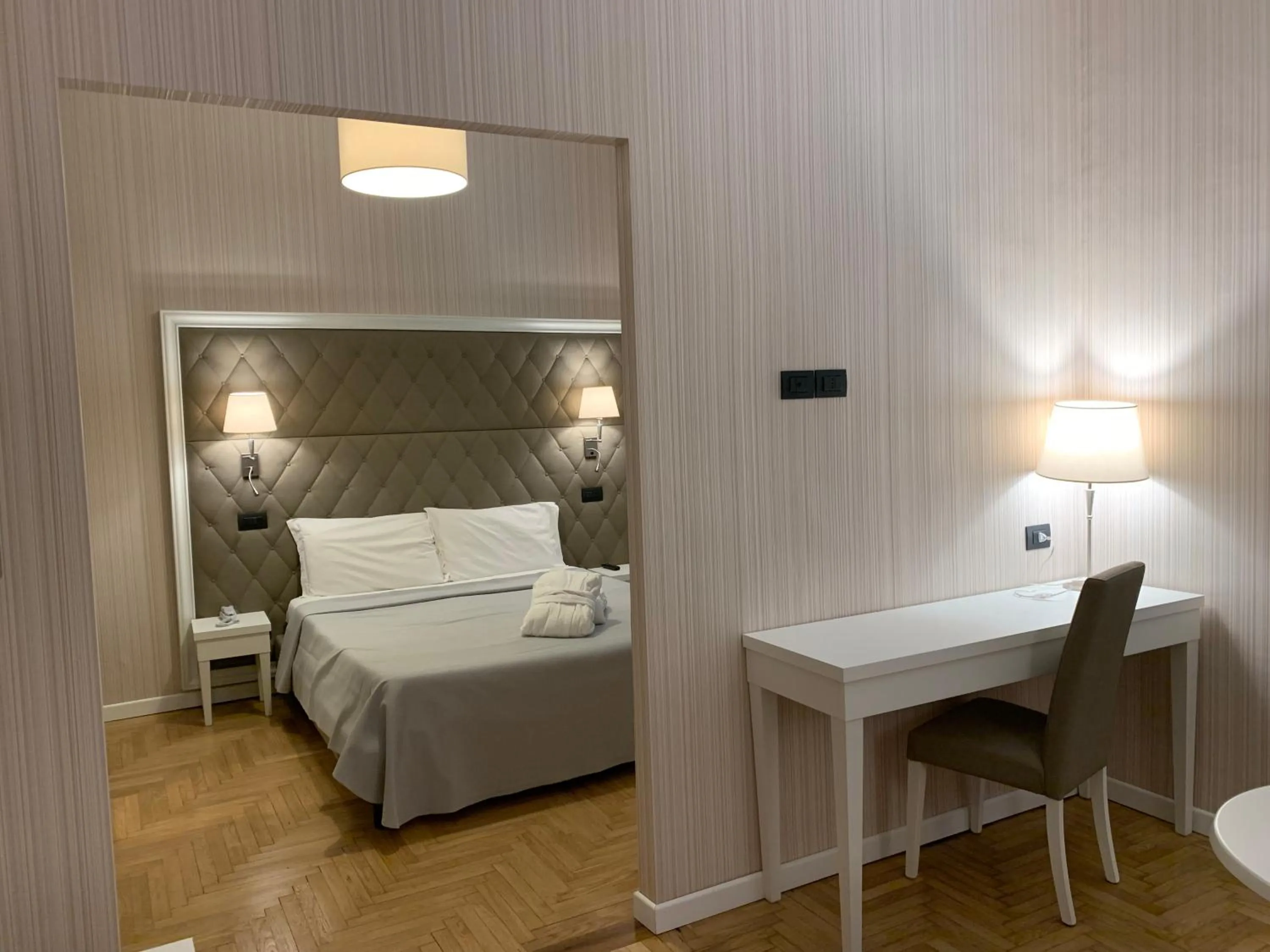 Bedroom, Bed in Grand Hotel & des Anglais Spa