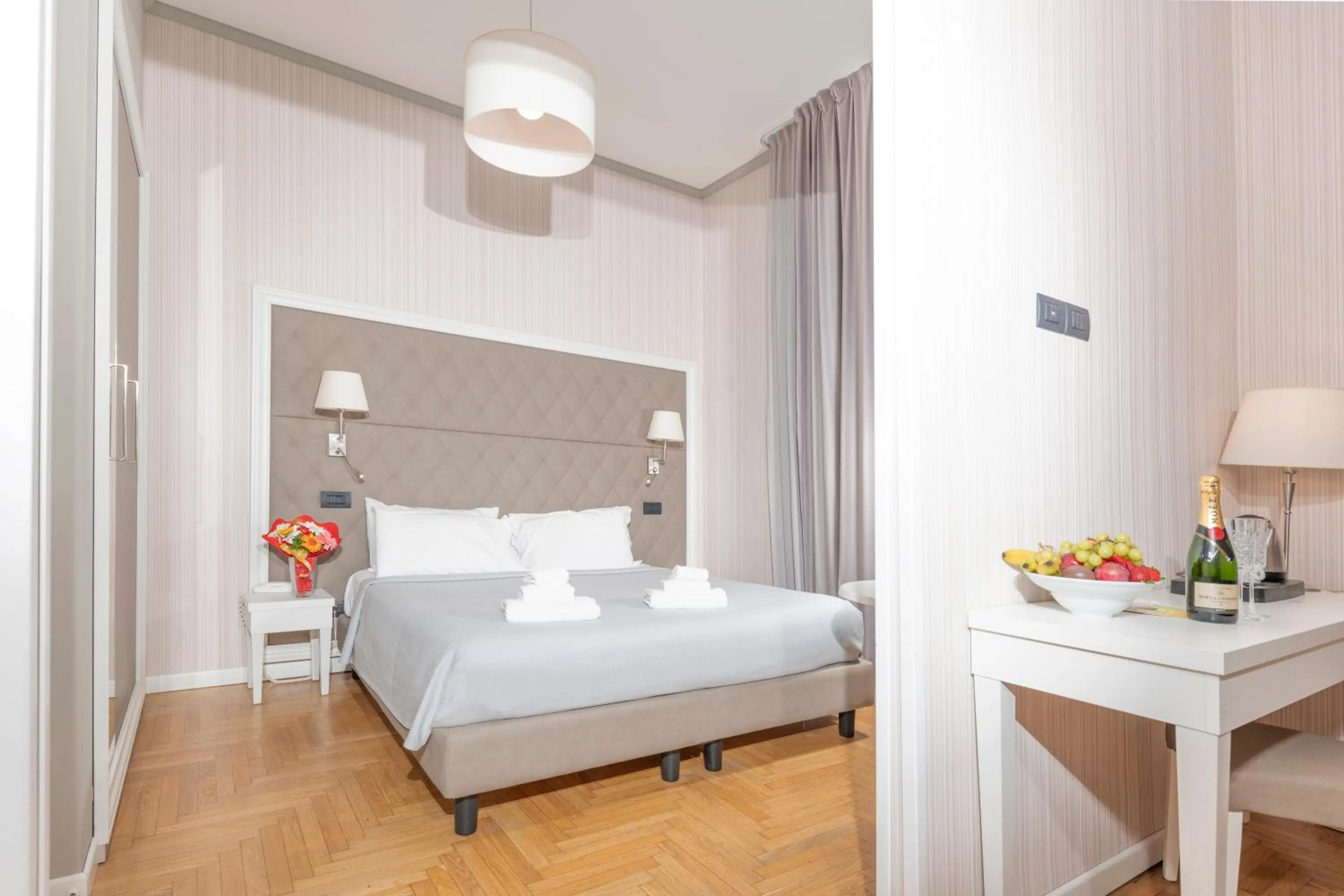 Bedroom, Bed in Grand Hotel & des Anglais Spa