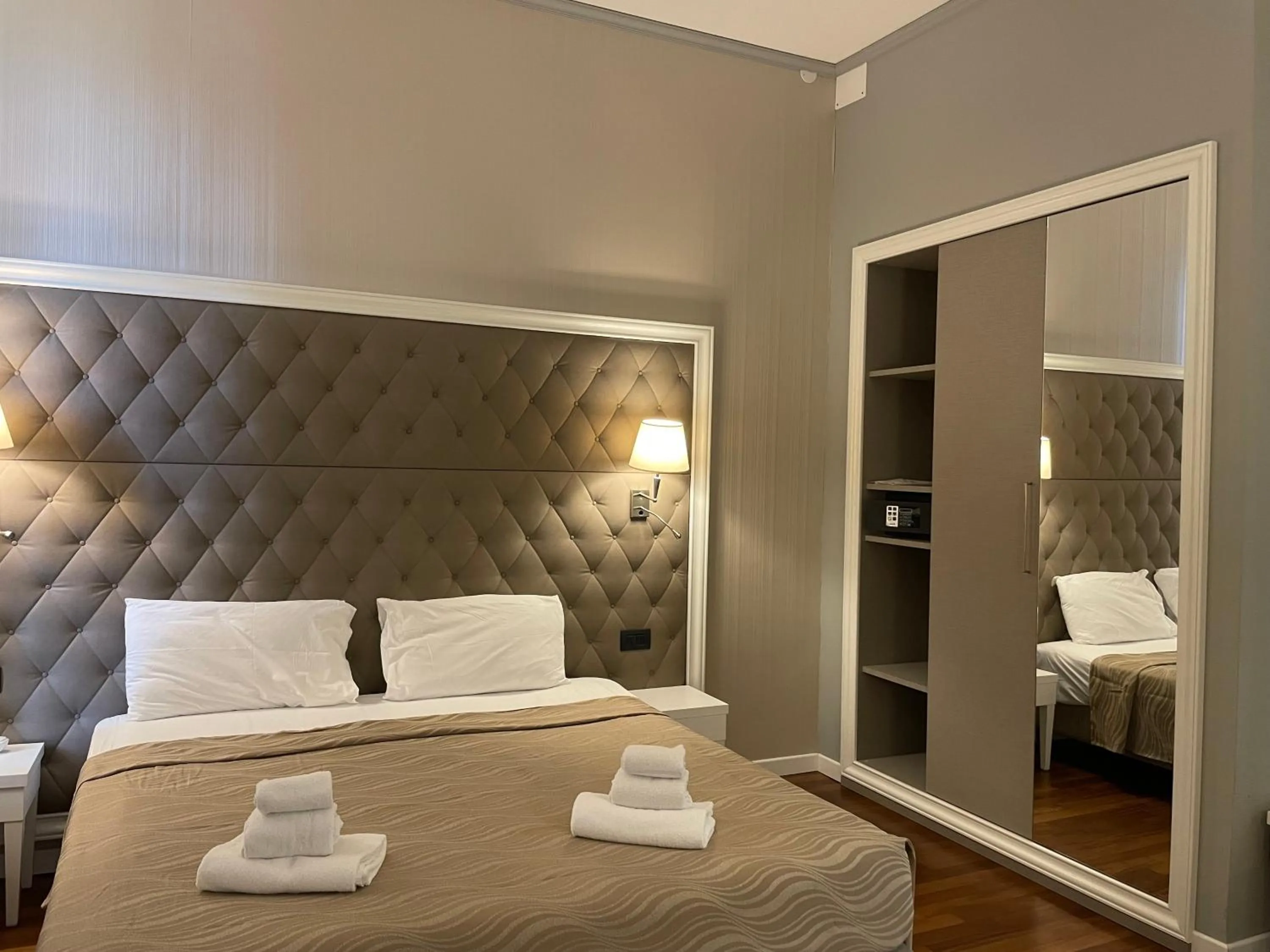 Bedroom, Bed in Grand Hotel & des Anglais Spa