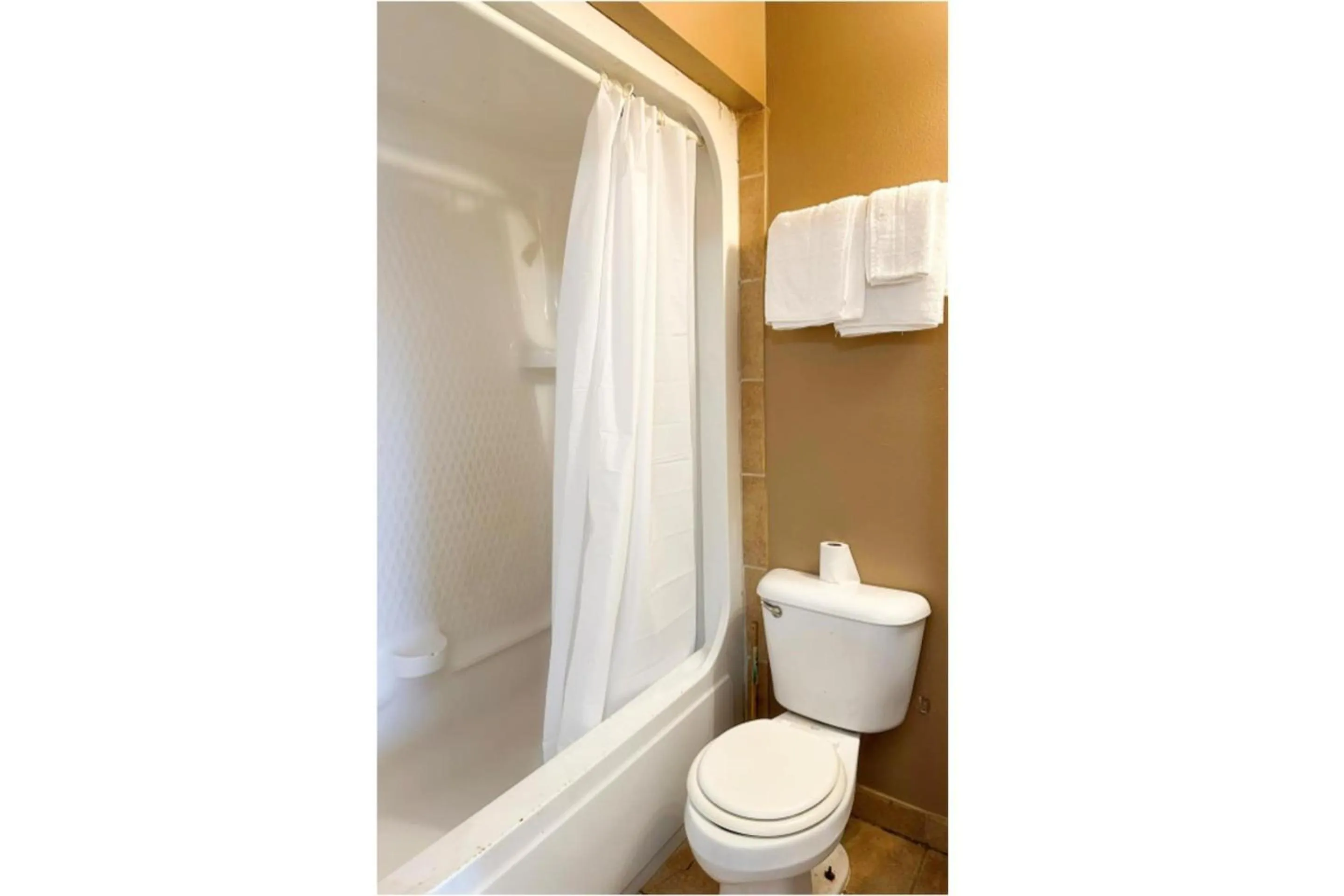 Bathroom in Sparta Seven Motel By OYO near Milledgeville