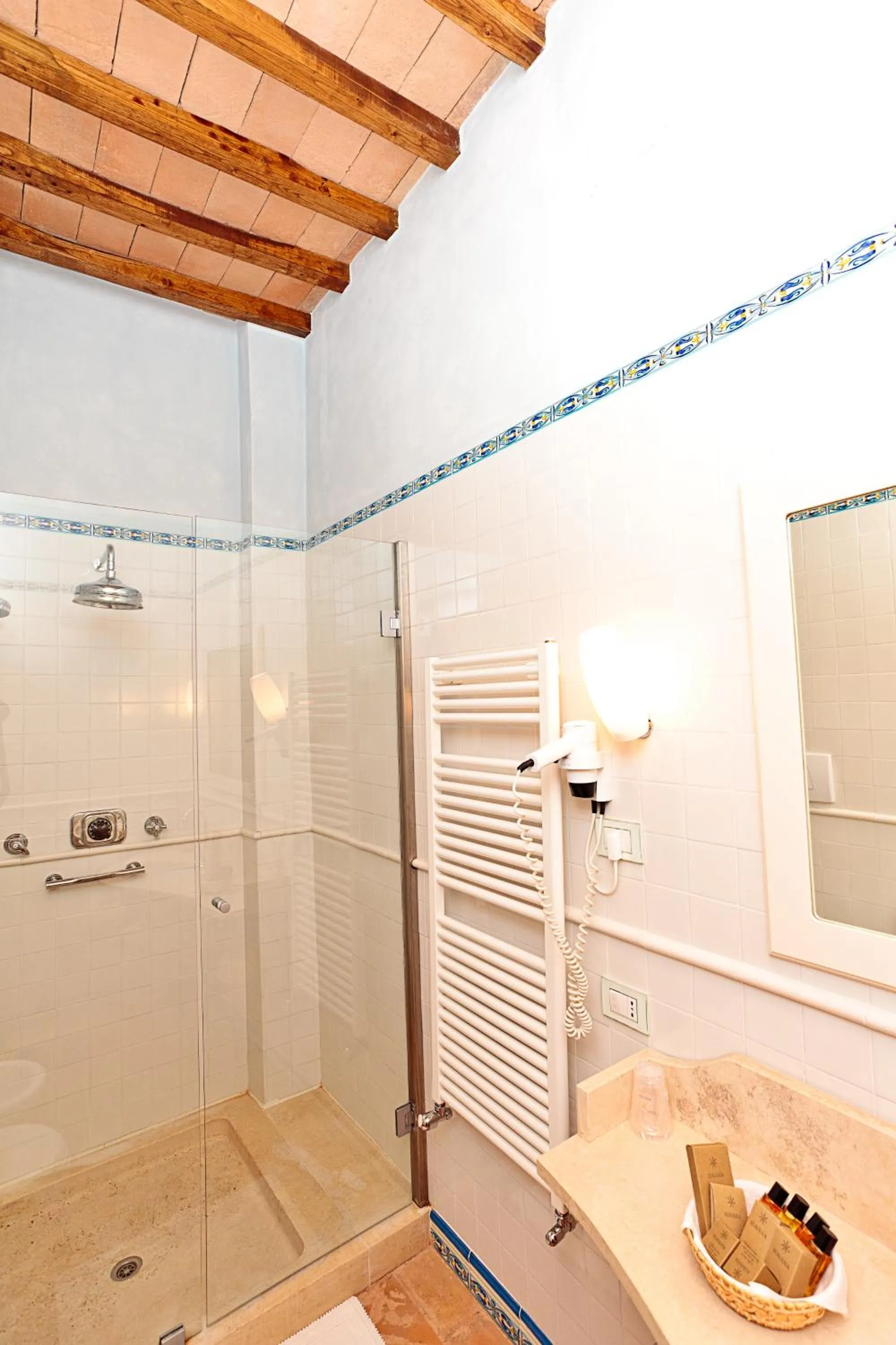Shower in San Pietro Sopra Le Acque Resort & Spa