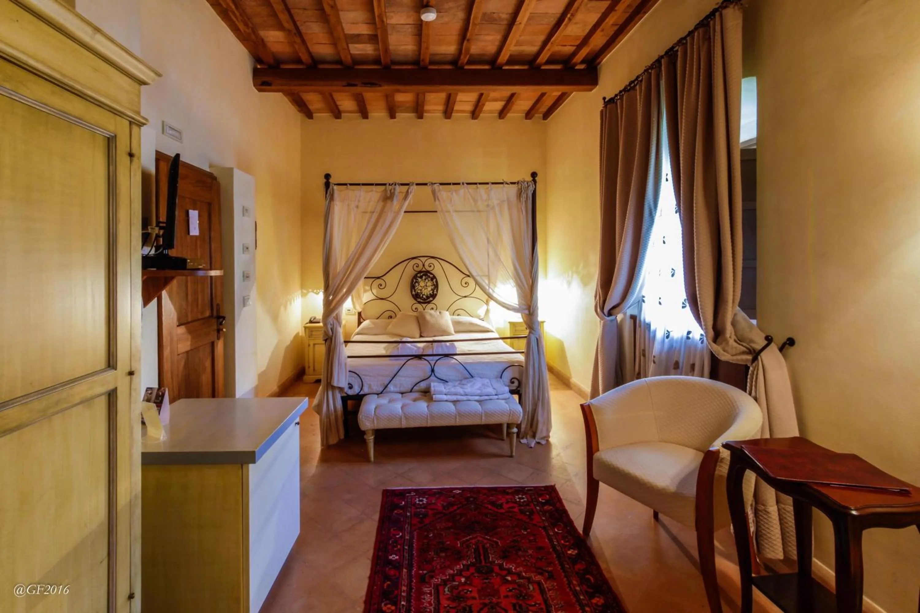 Shower, Bed in San Pietro Sopra Le Acque Resort & Spa