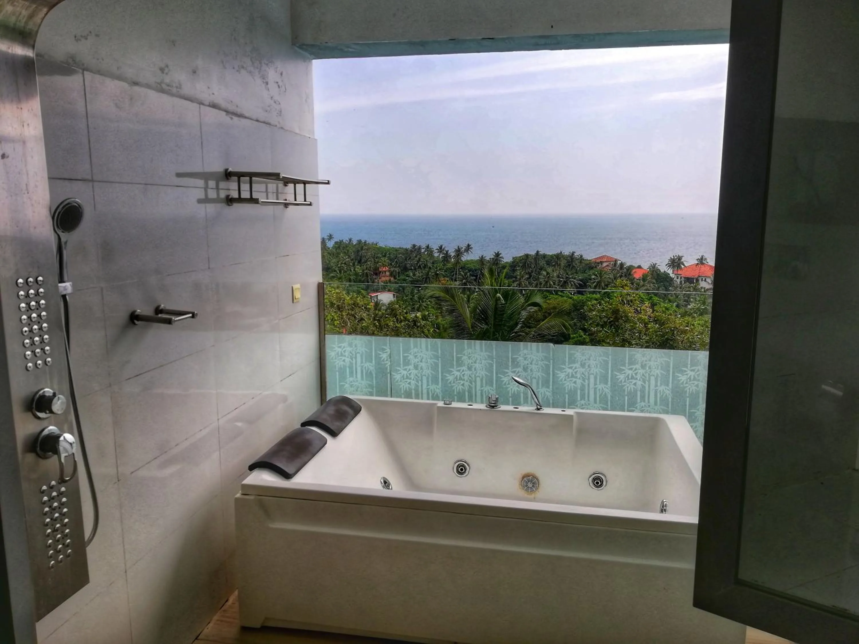 Bath in Villa Thawthisa The Boutique Hotel Unawatuna