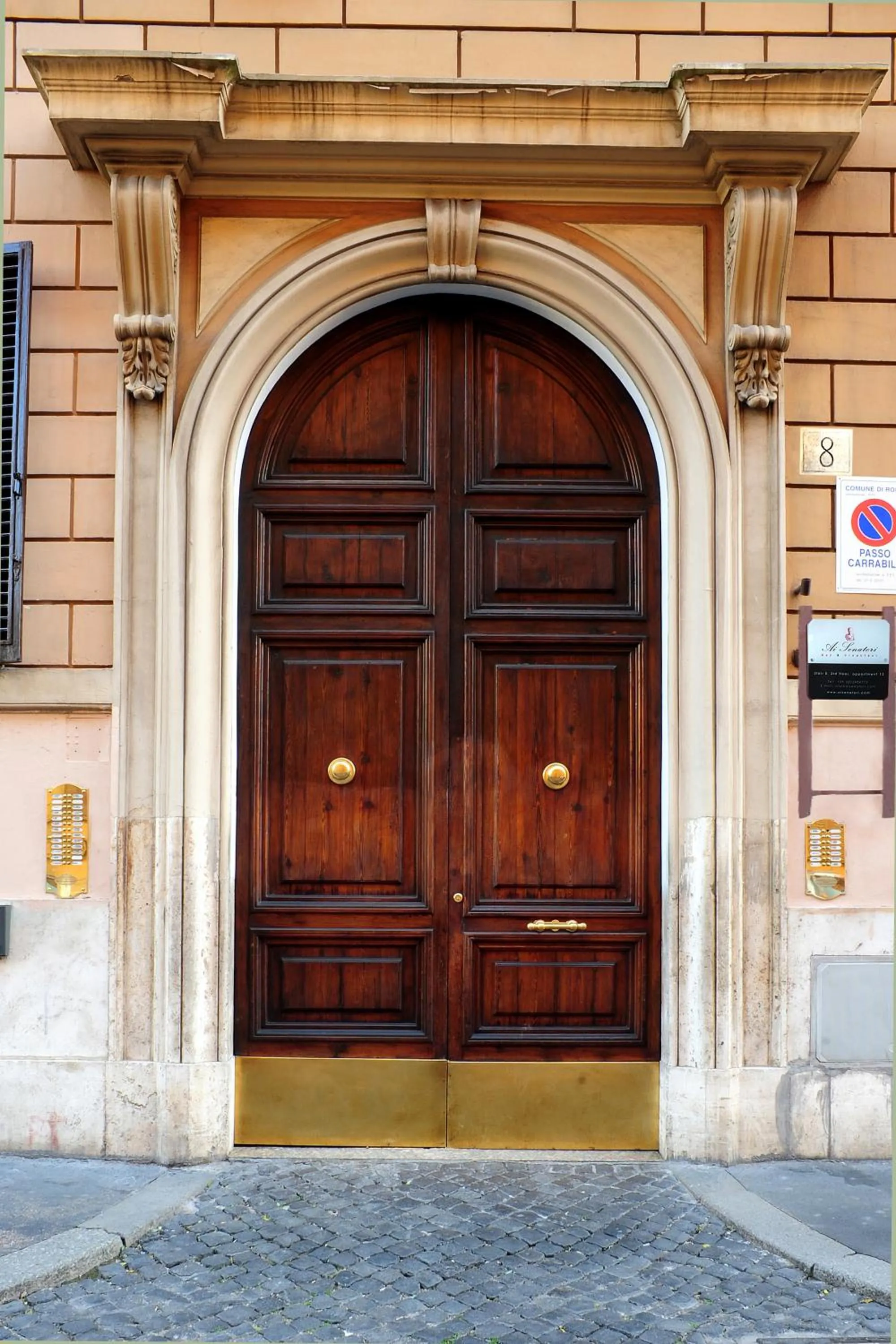 Facade/entrance in Ai Senatori
