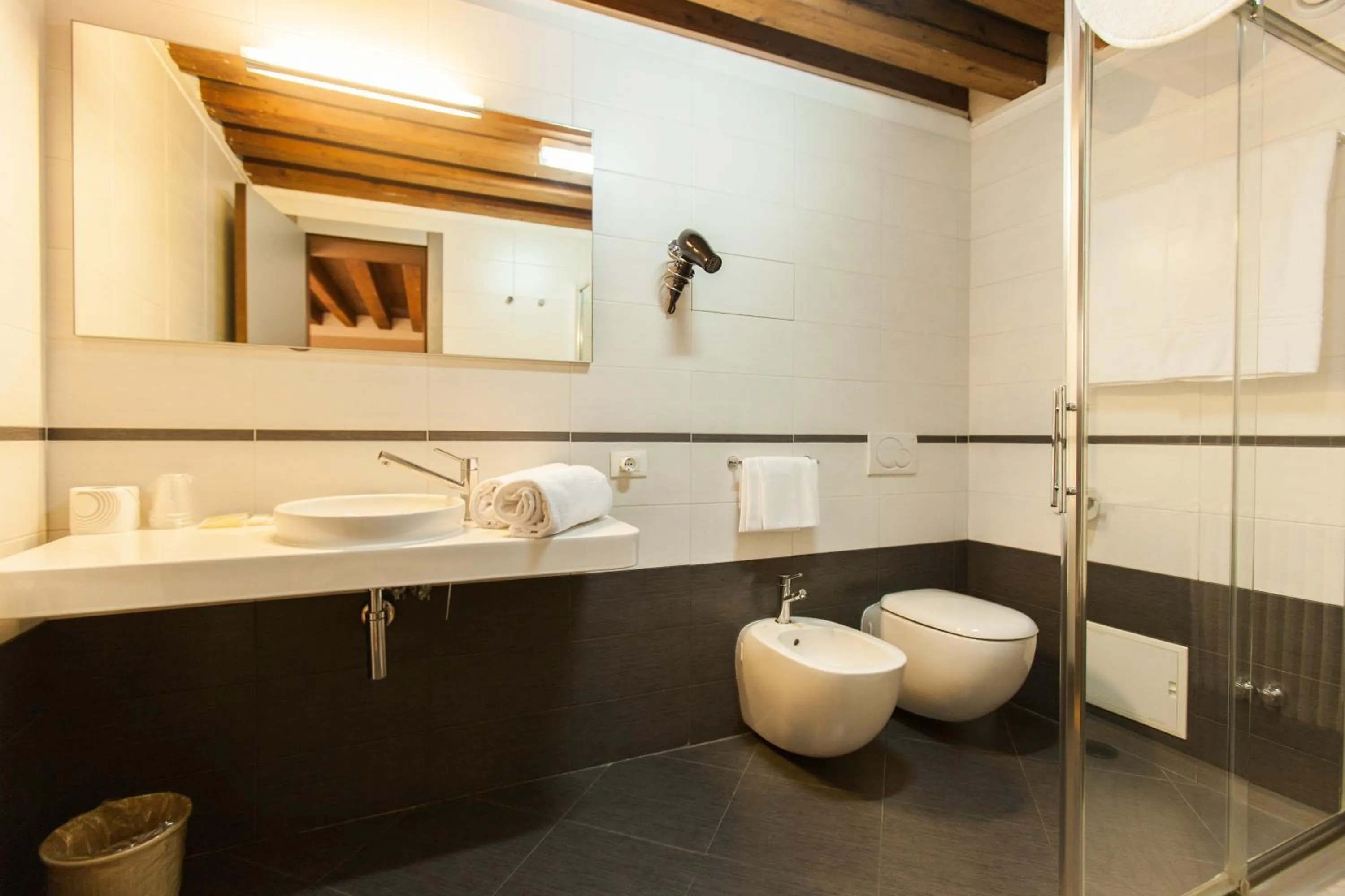 Toilet in Foresteria Levi