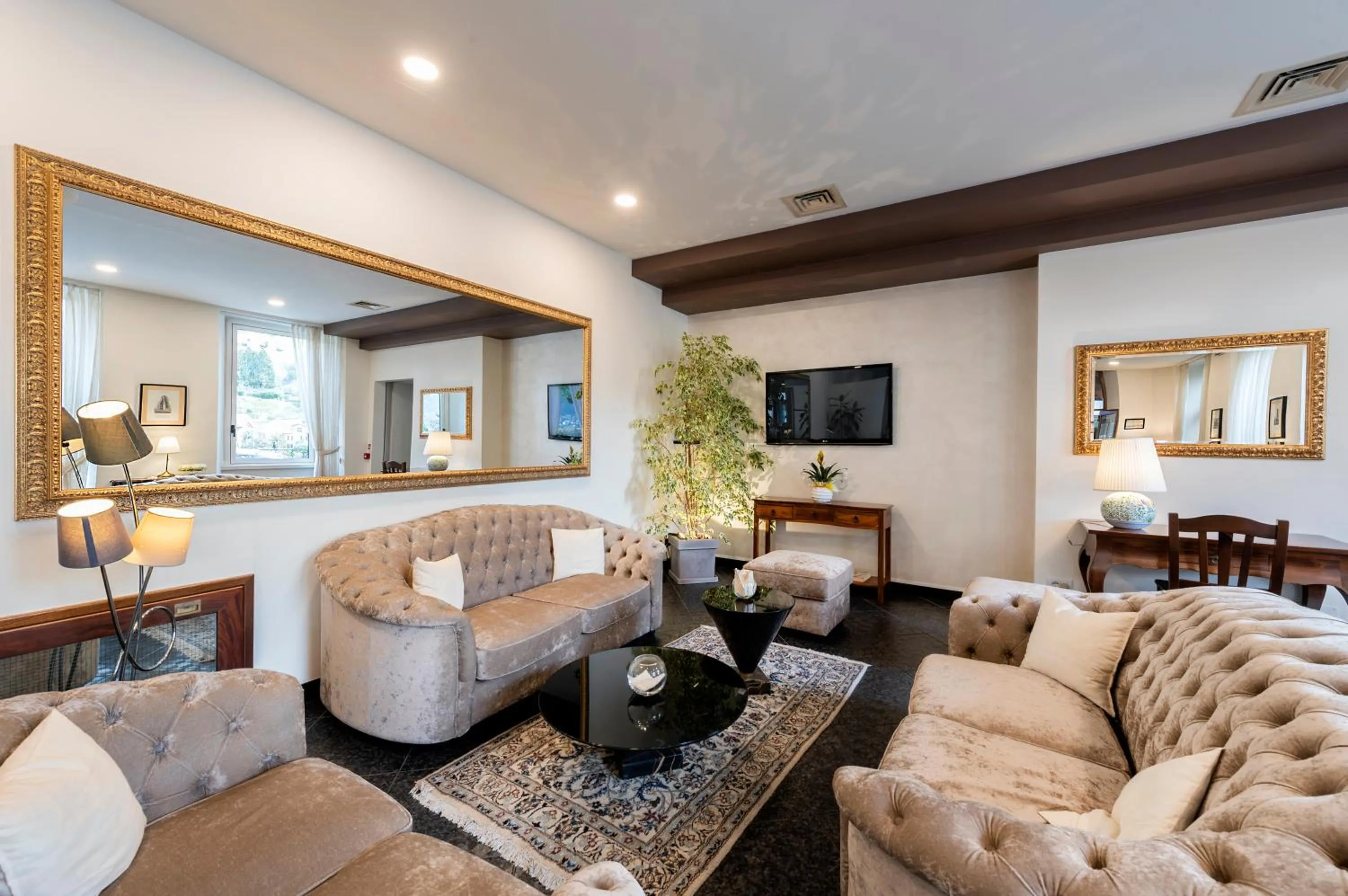 Communal lounge/ TV room in Hotel Asnigo