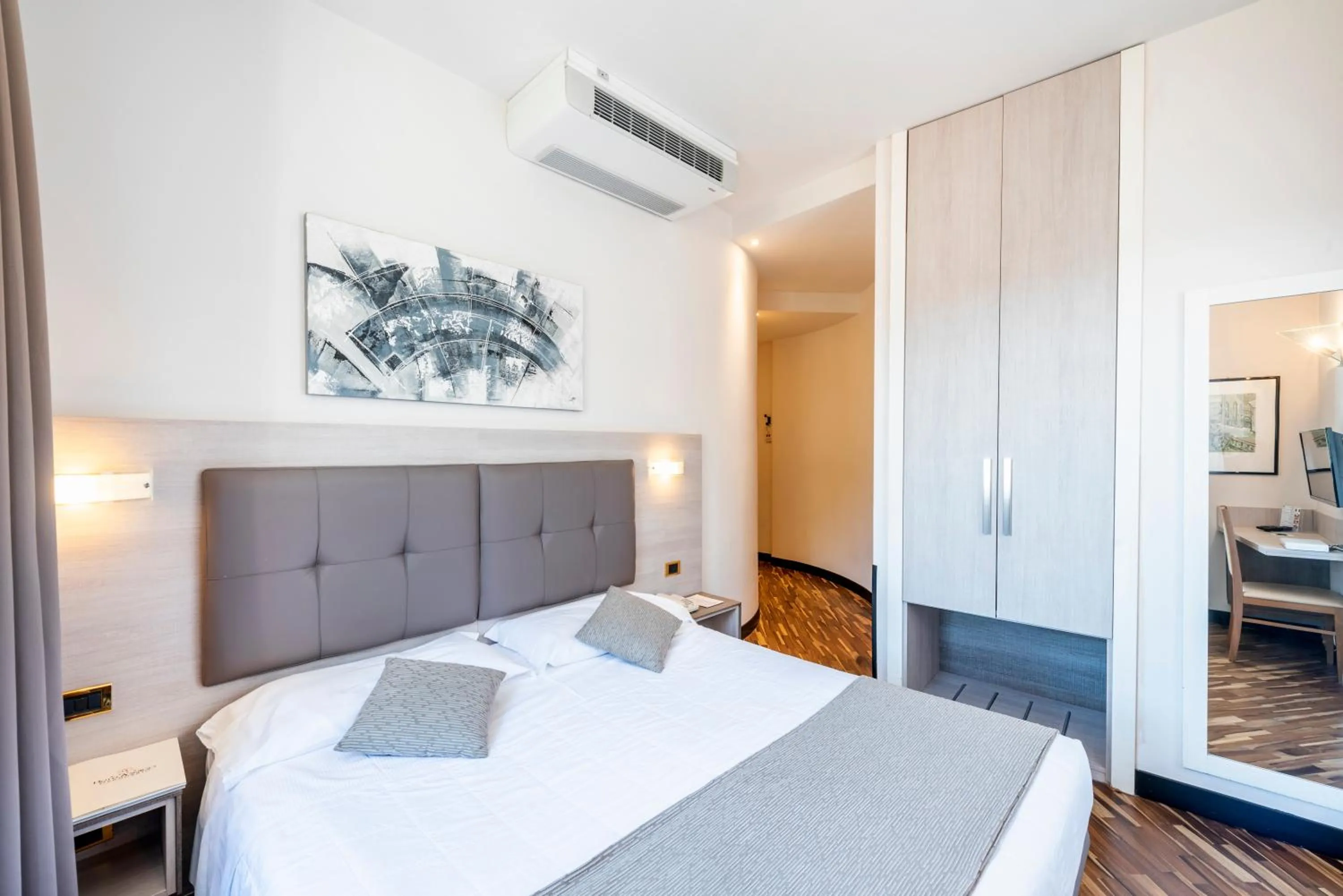 Photo of the whole room, Bed in Hotel Asnigo