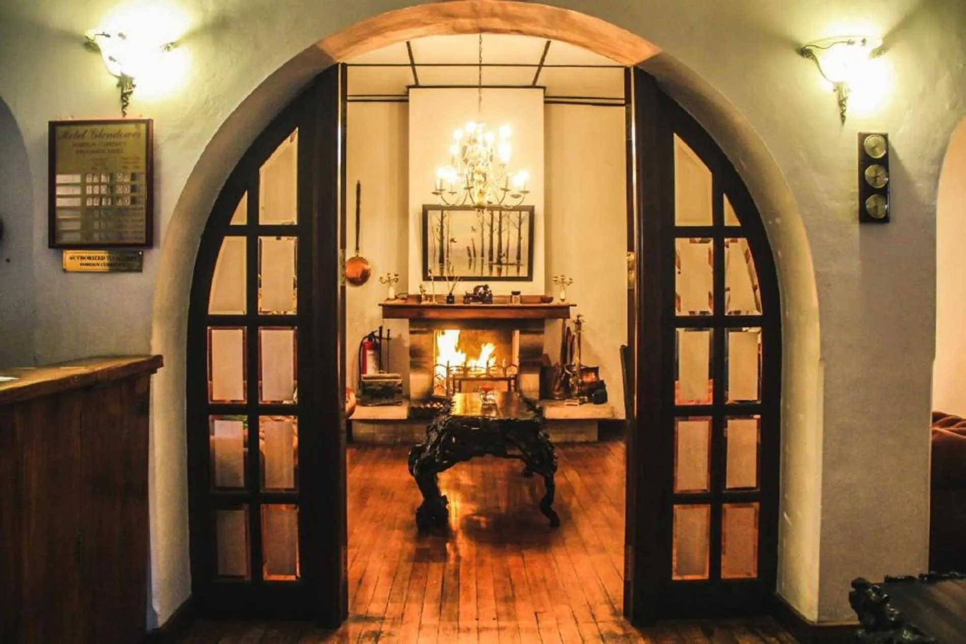 Communal lounge/ TV room in Hotel Glendower