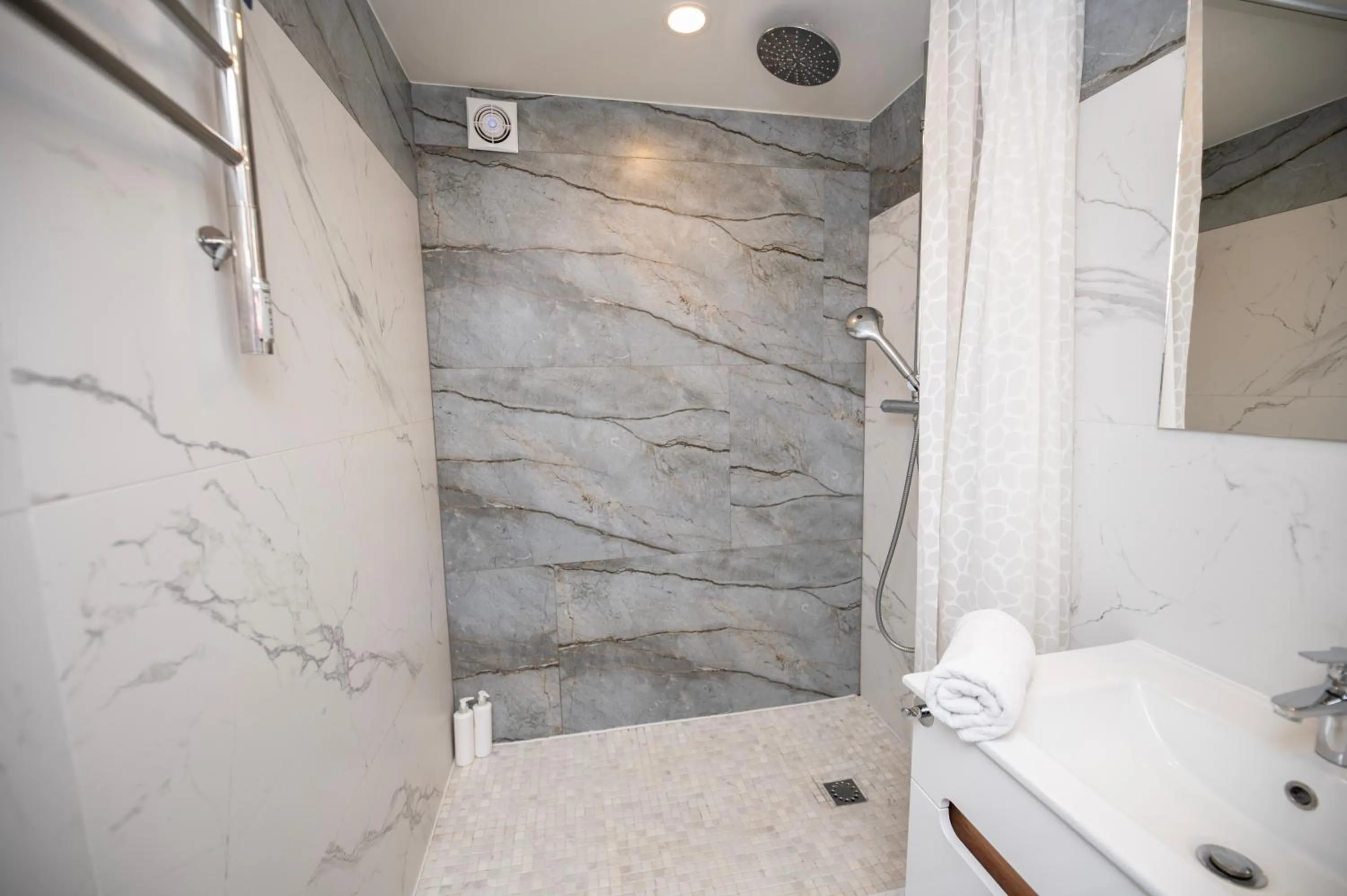 Shower in City Place Noclegi