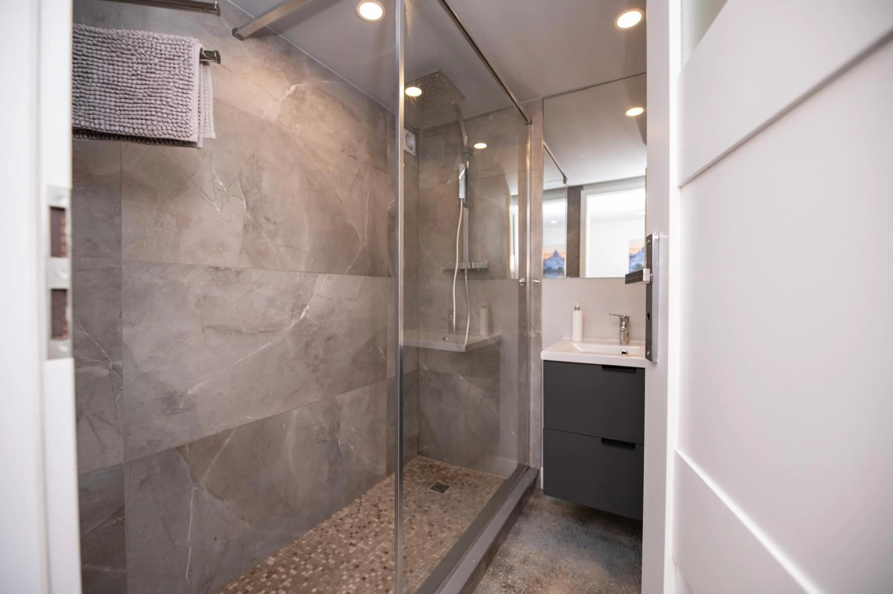 Shower in City Place Noclegi