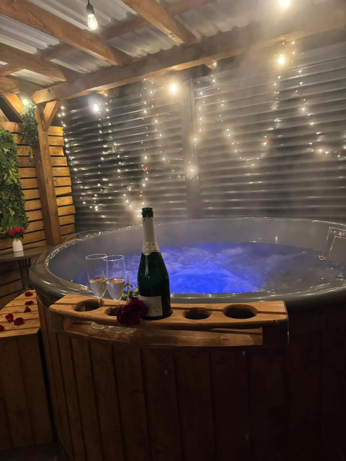 Hot Tub in City Place Noclegi